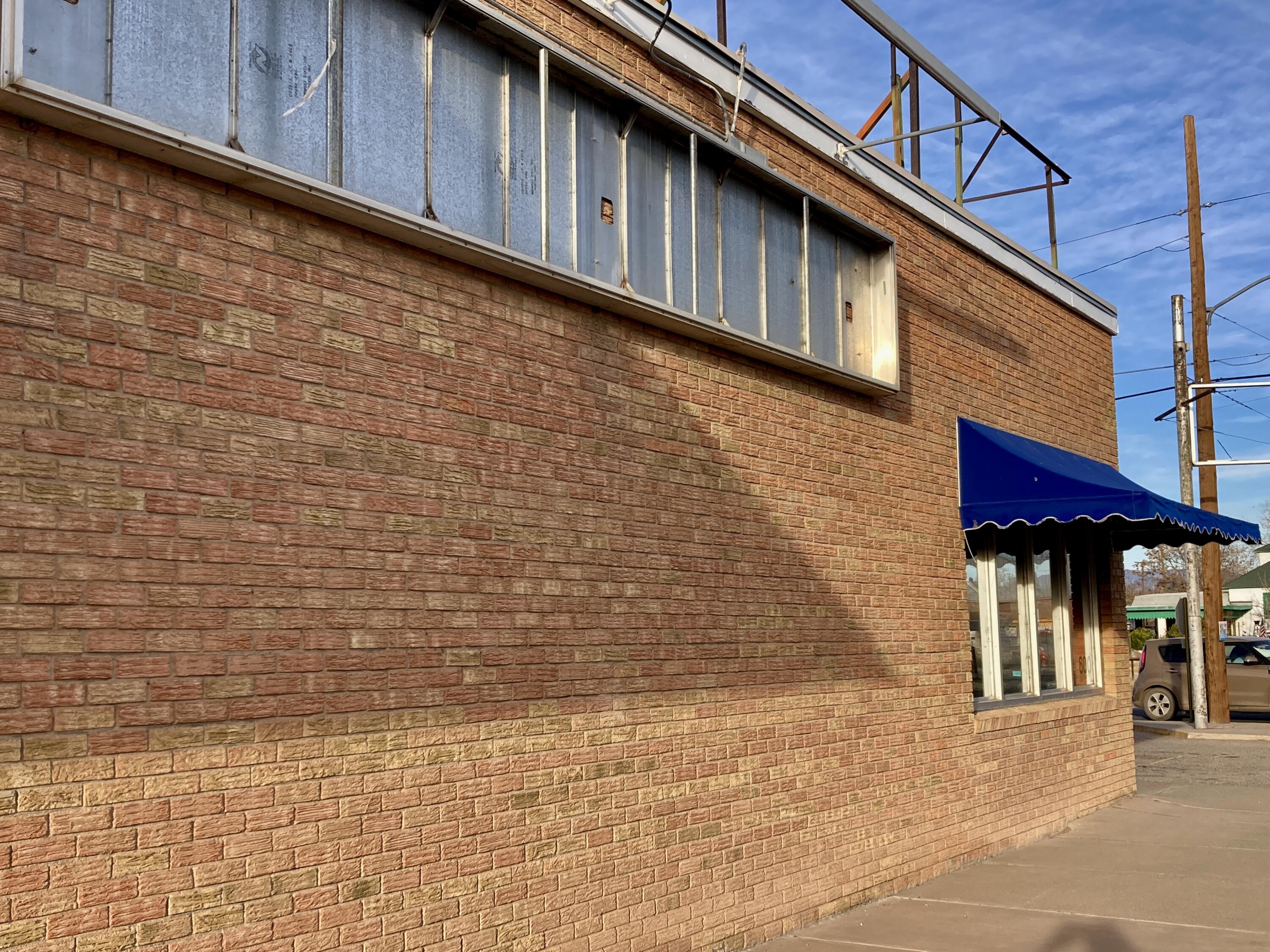 Photo 2 — 600 Dalies Avenue