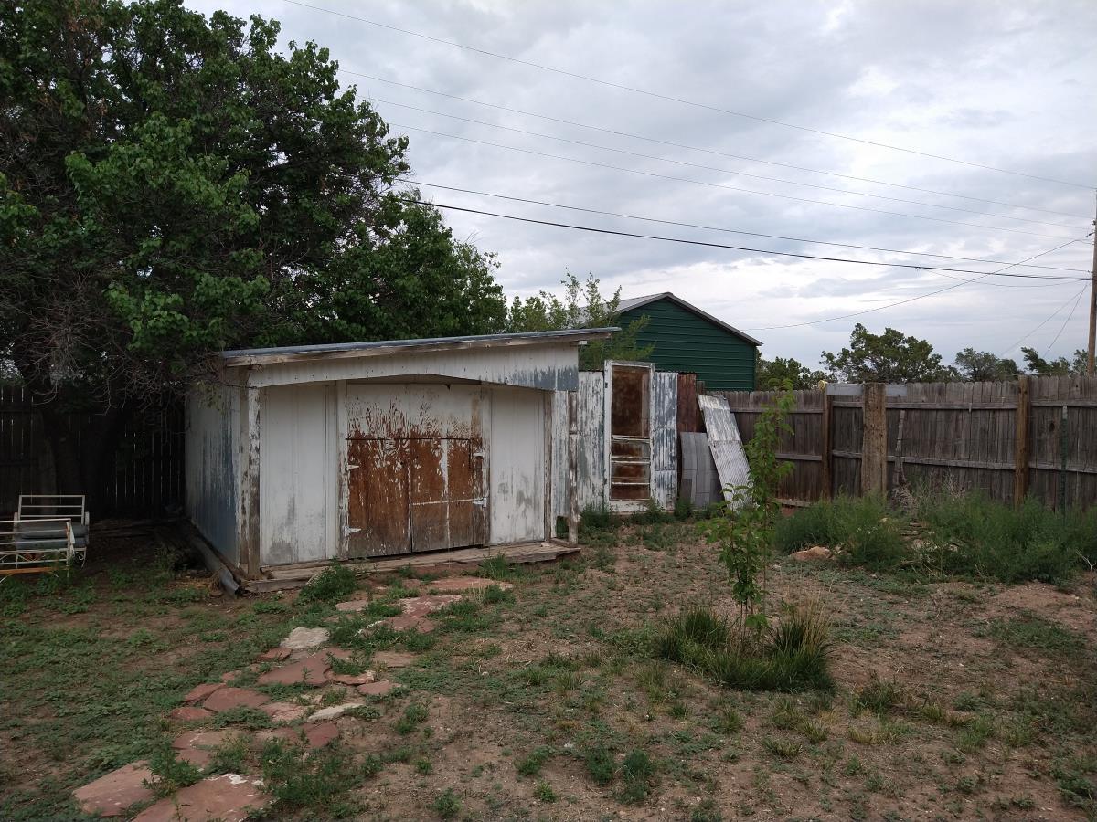 Photo 3 — 204 S LIMIT Avenue