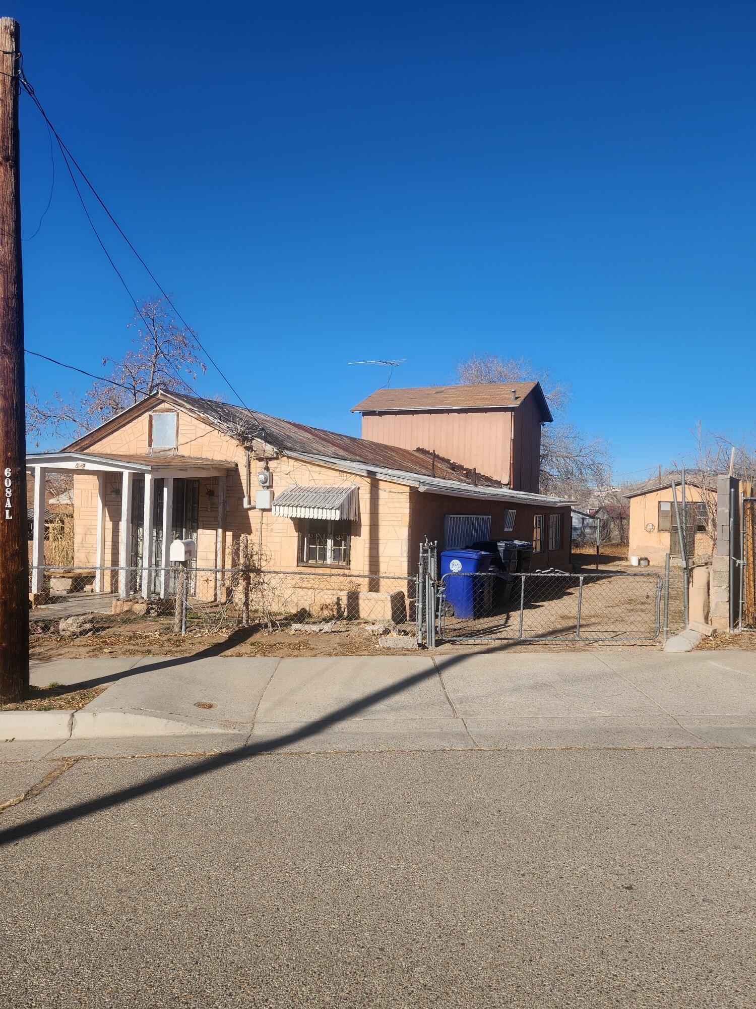 Photo 2 — 609 PAGE Avenue NE