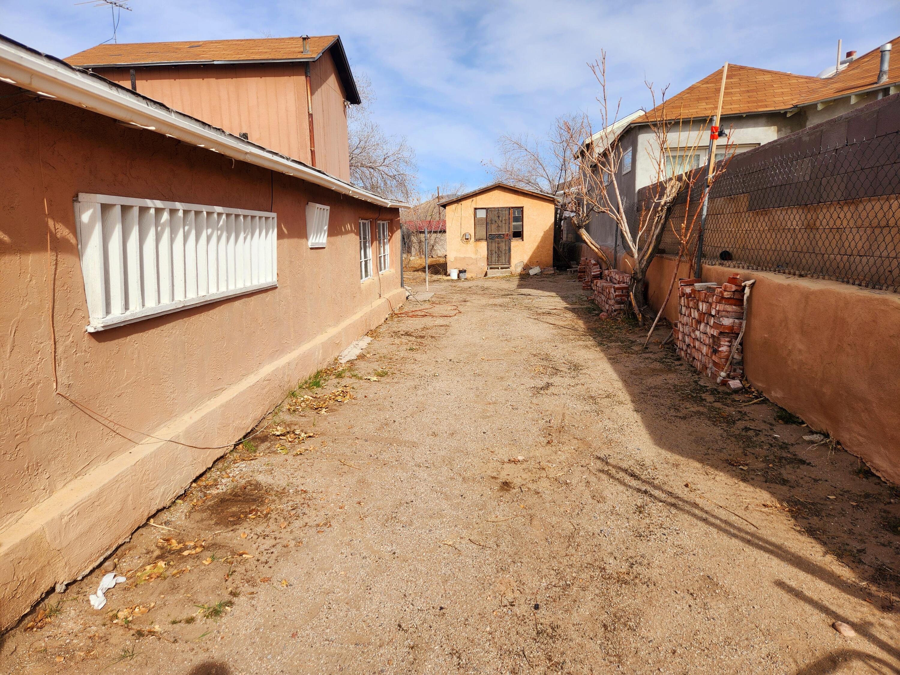 Photo 3 — 609 PAGE Avenue NE