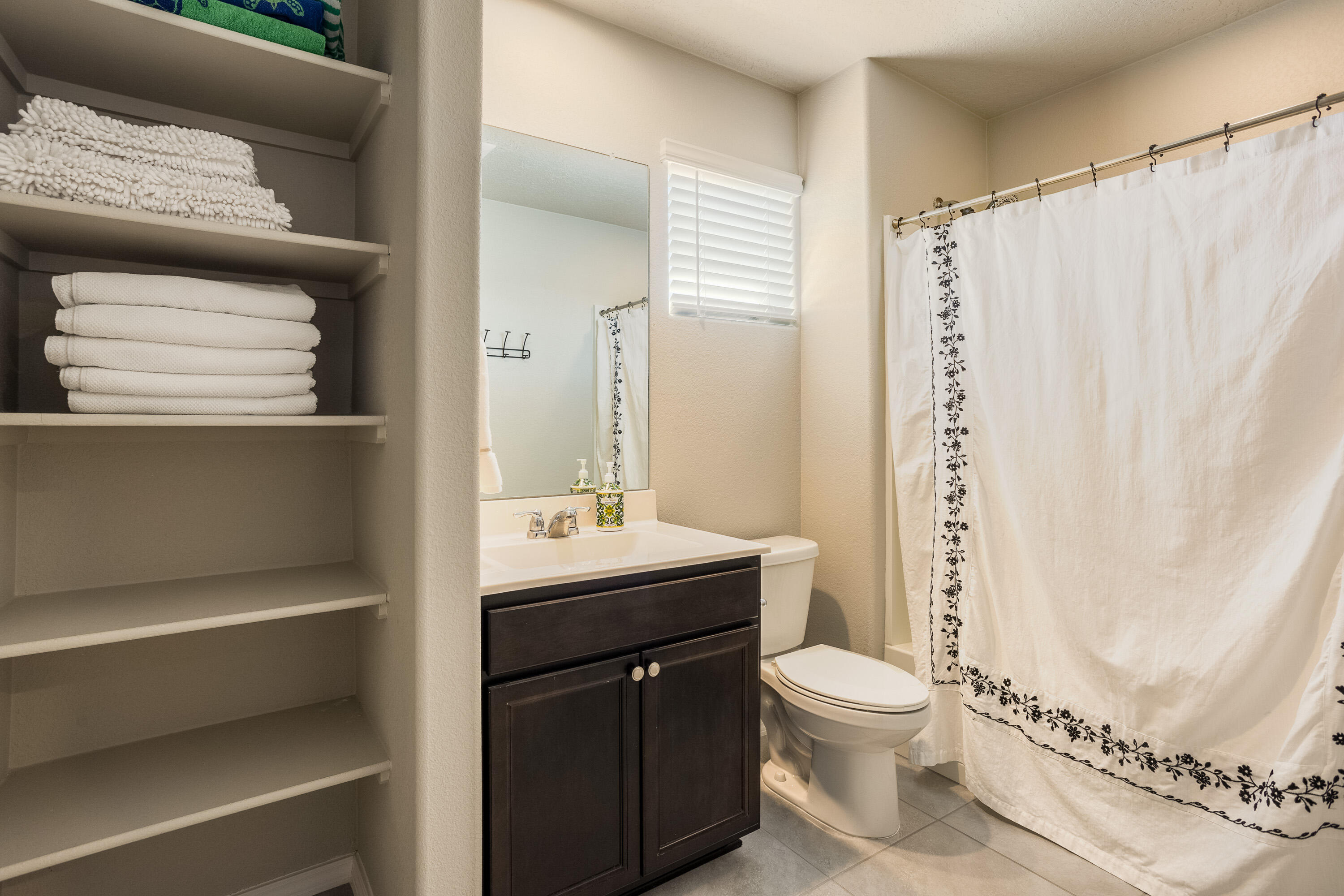 Photo 11 — 4847 MOUNT SALAS Street NE