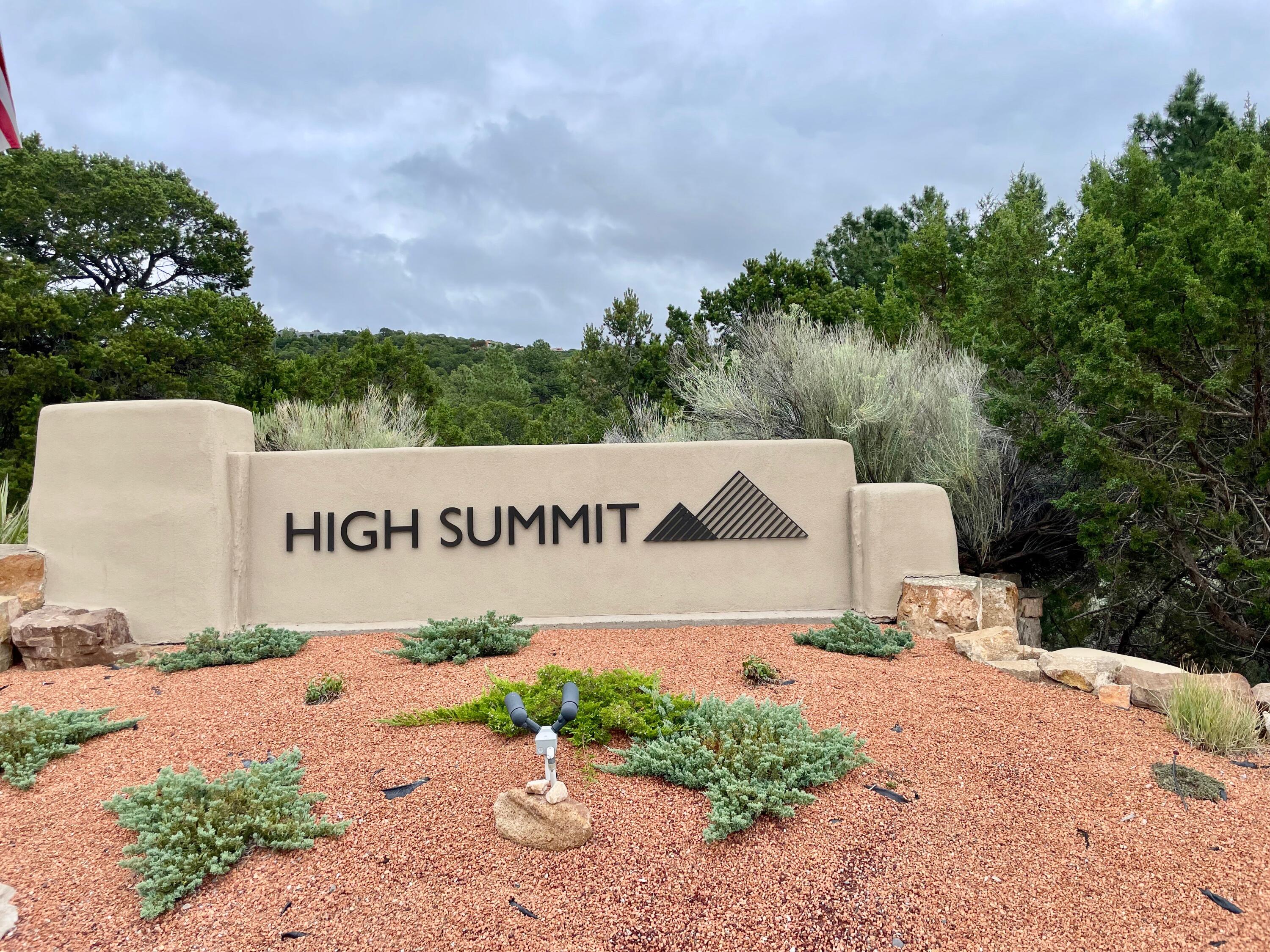 1084 S Summit Ridge