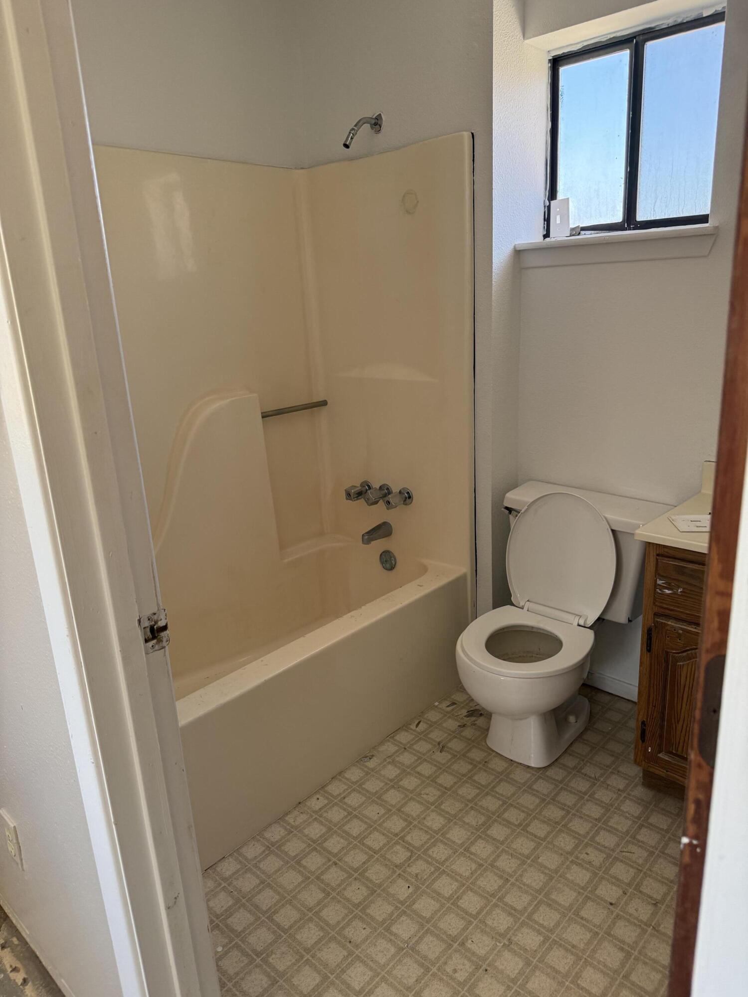 Photo 4 — 1203 Drake Street