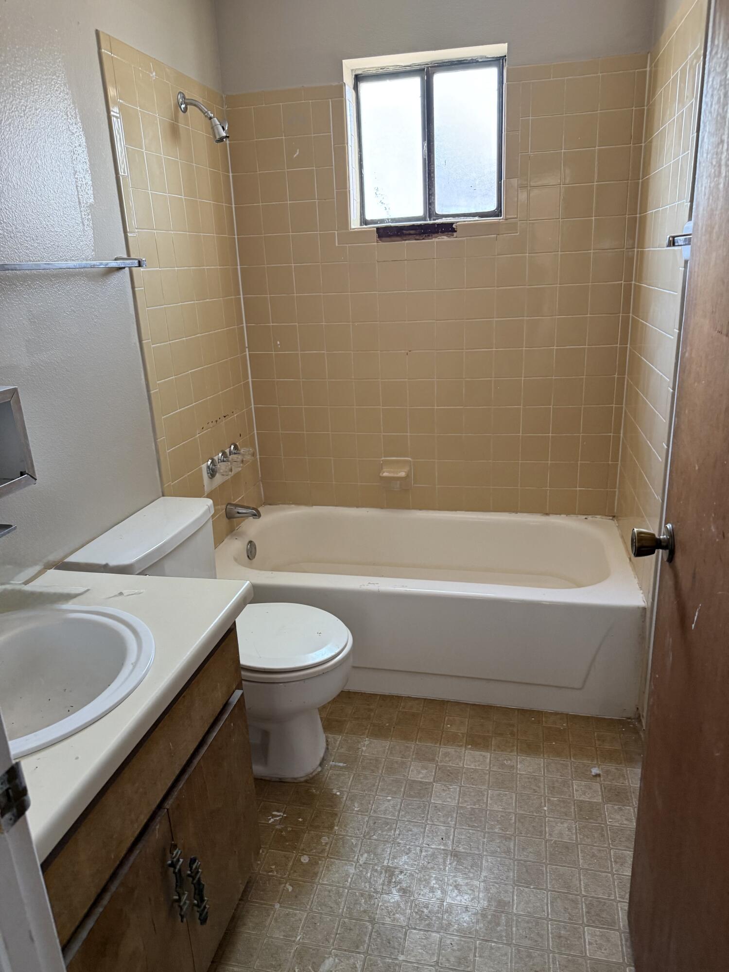 Photo 3 — 1203 Drake Street