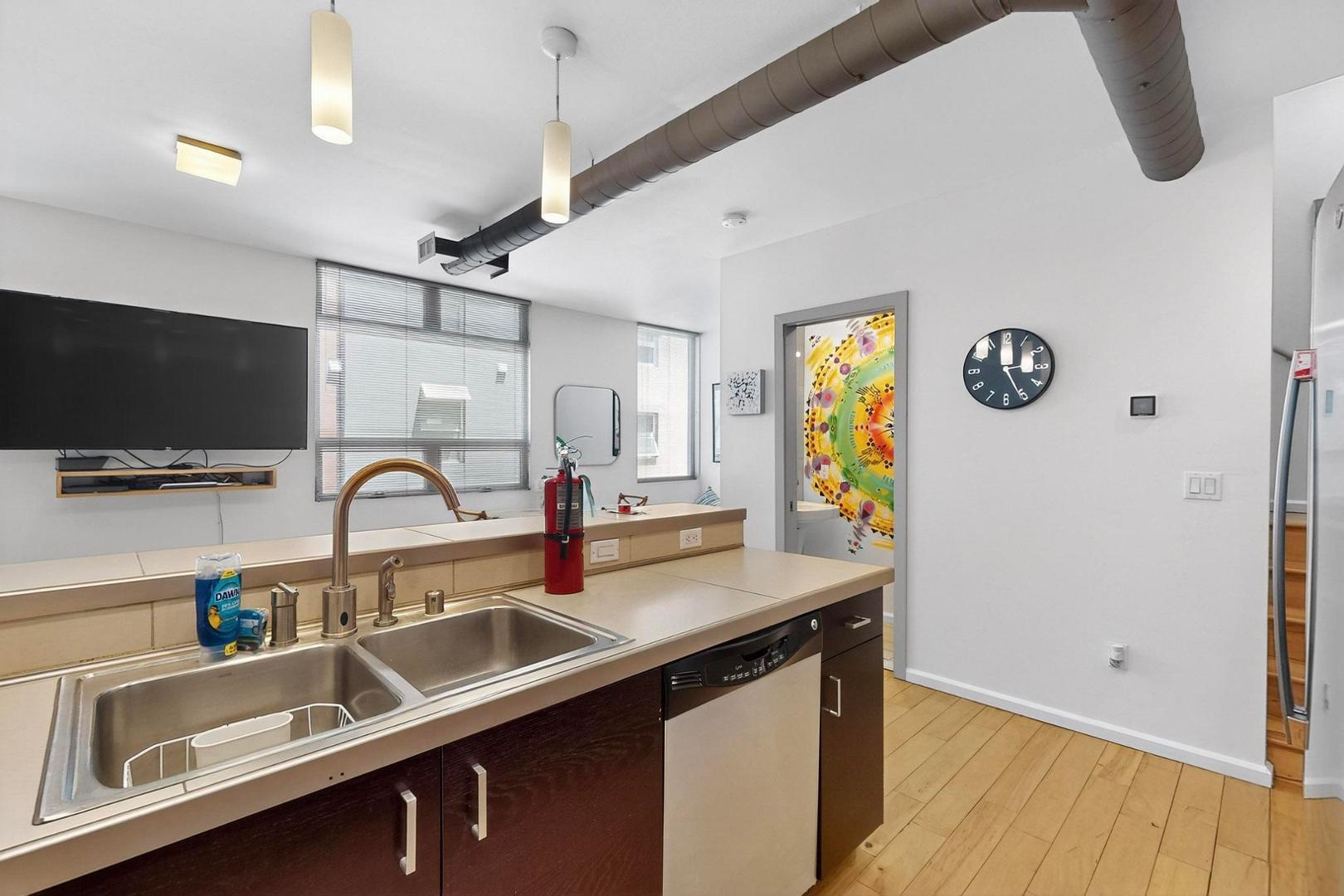 Photo 2 — 343 Platinum Street SW B