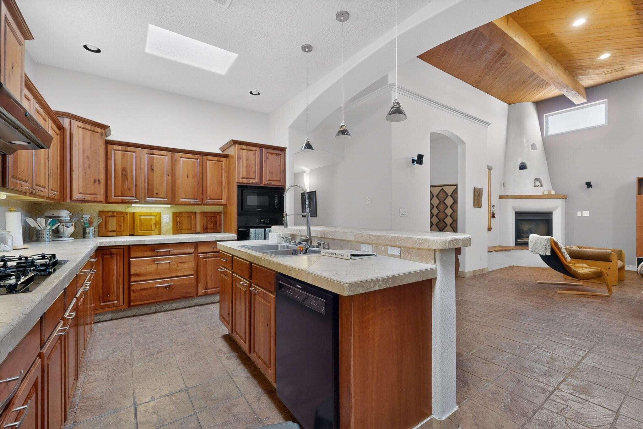 Photo 19 — 2705 Lerma Road NE