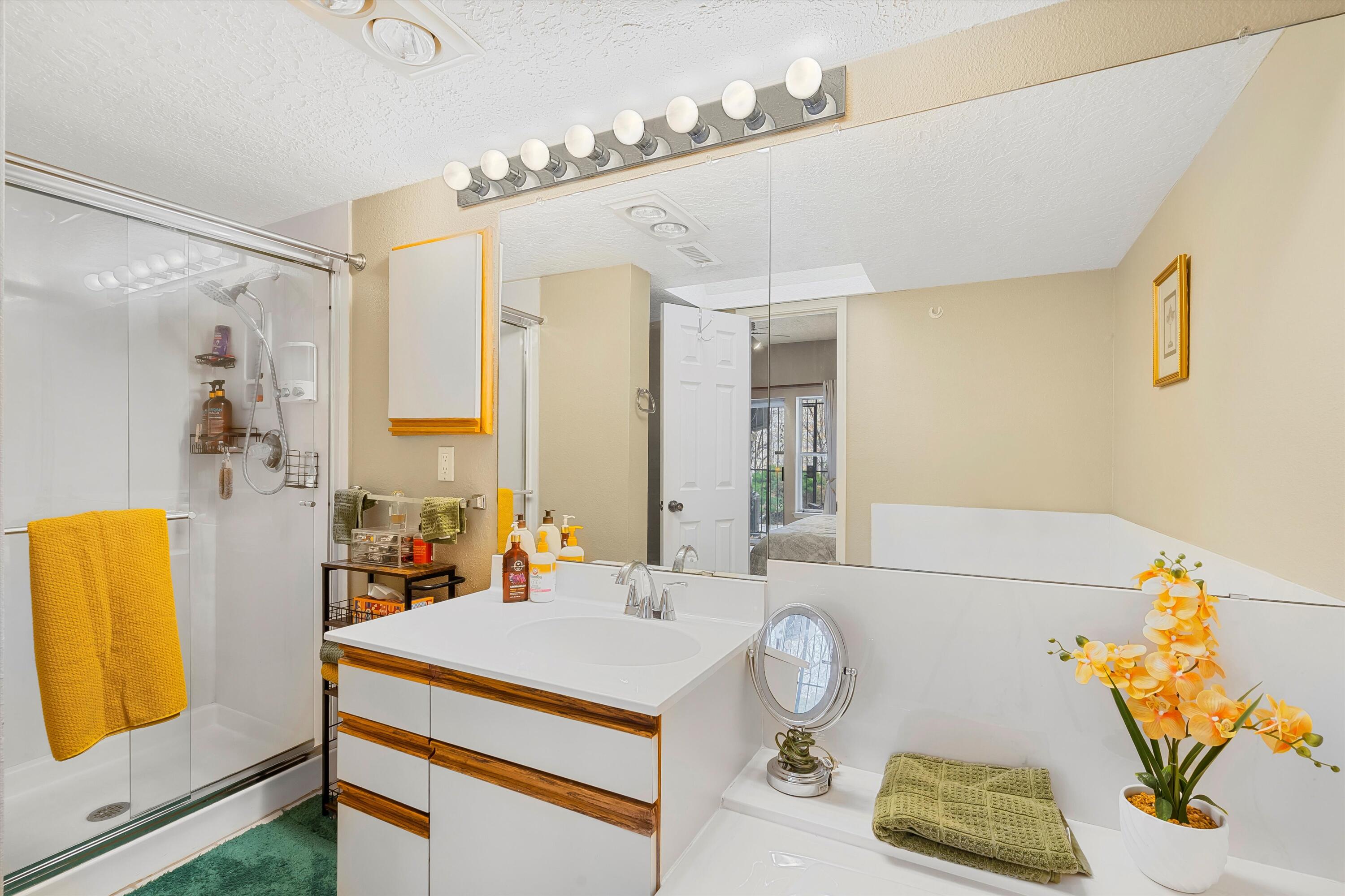 Photo 4 — 582 EASTLAKE Drive SE