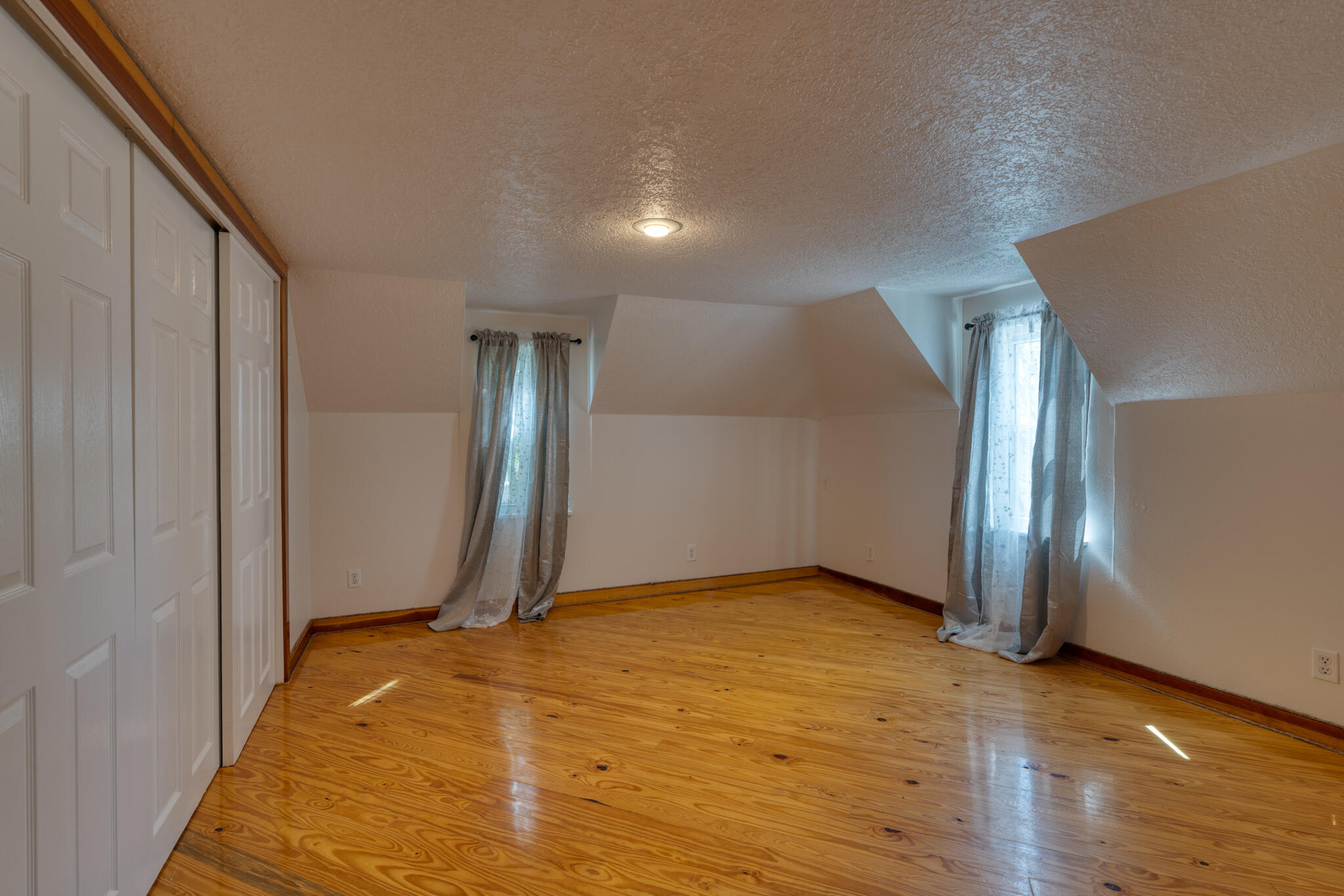Photo 5 — 391 W Howell Road