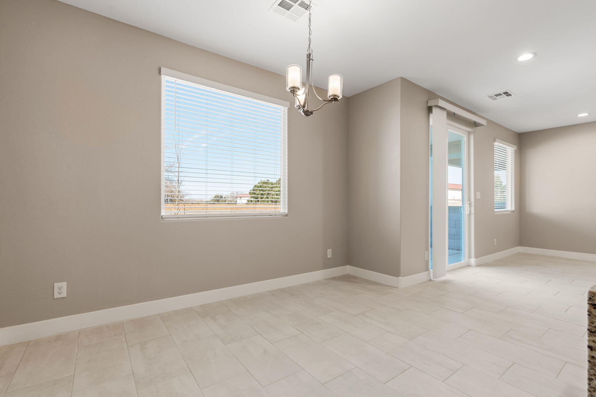 Photo 9 — 4428 Wymont Circle NE