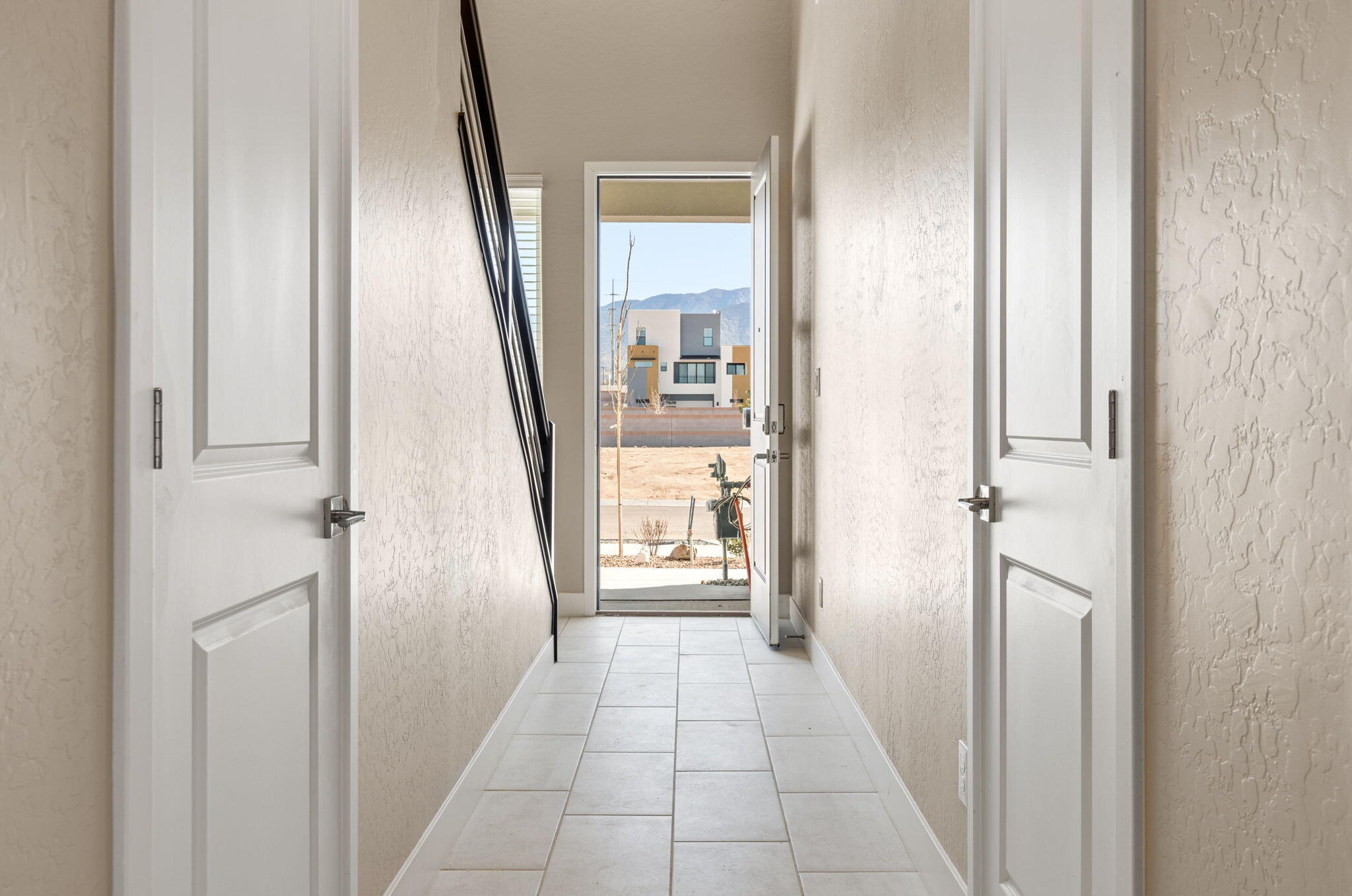 Photo 2 — 4428 Wymont Circle NE