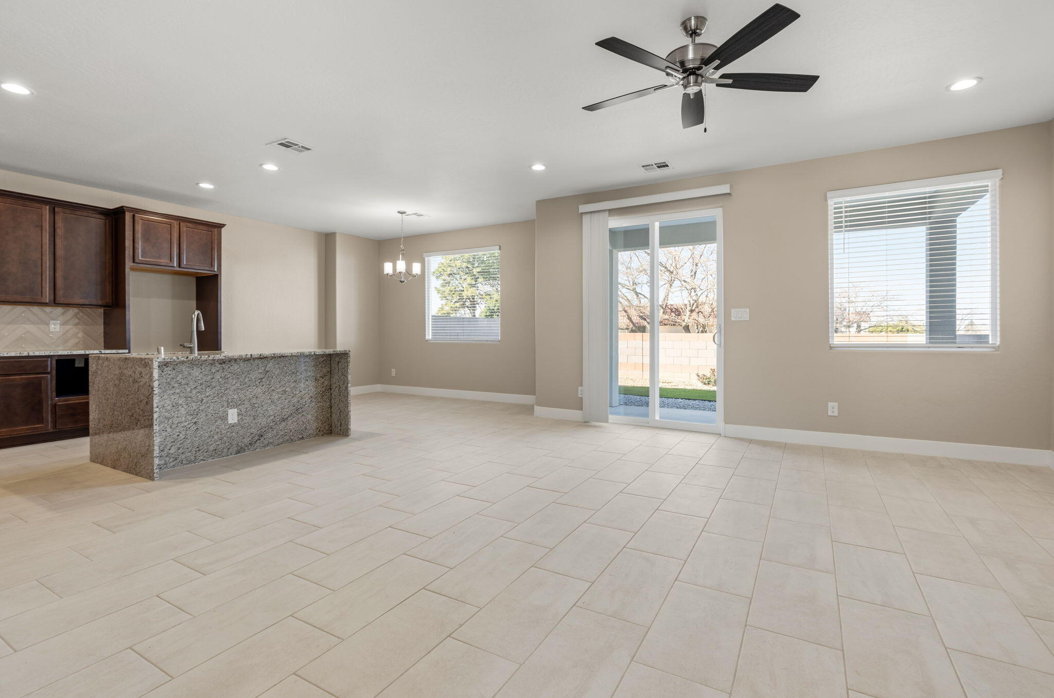 Photo 3 — 4428 Wymont Circle NE