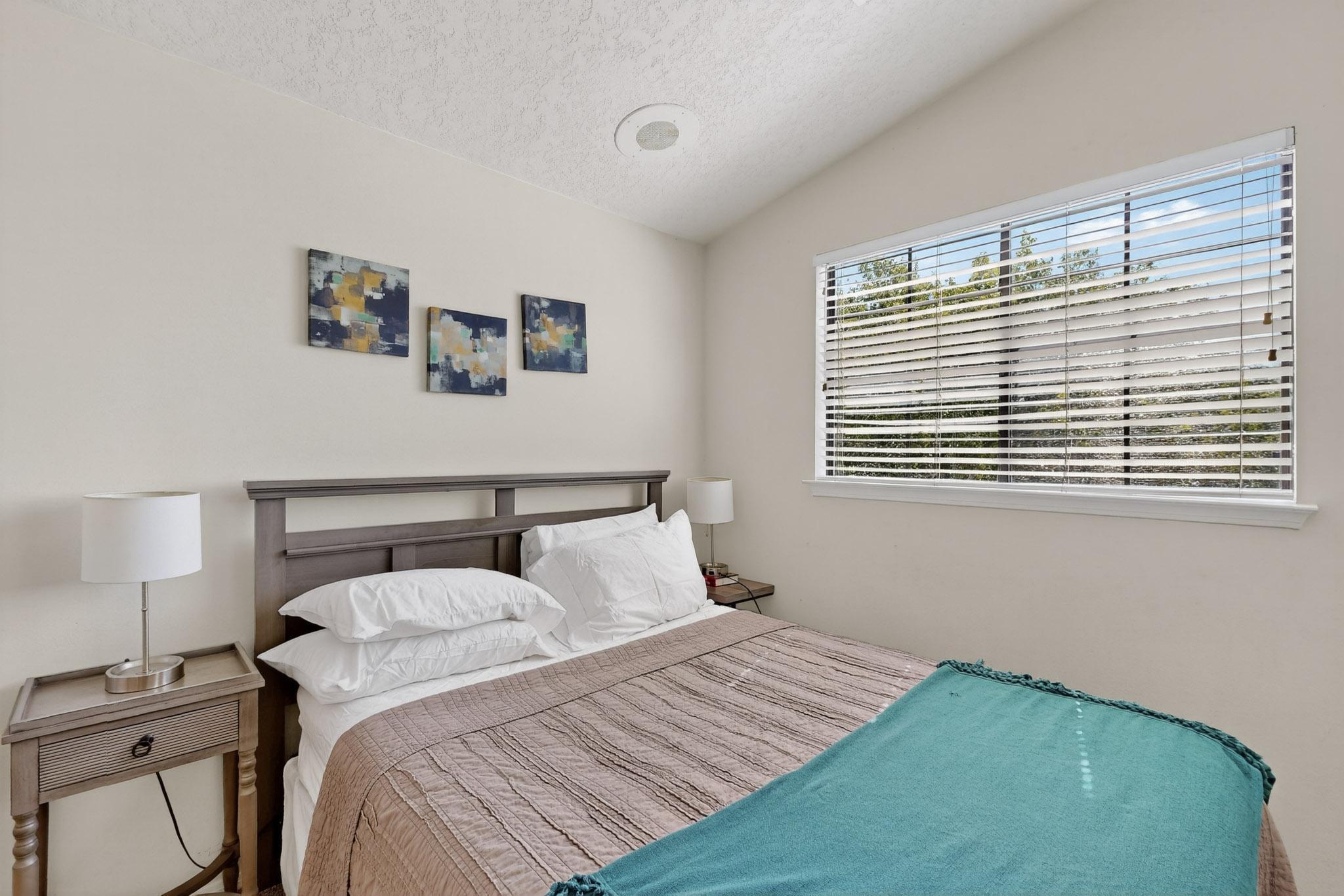 Photo 17 — 7809 OAKLAND Avenue NE
