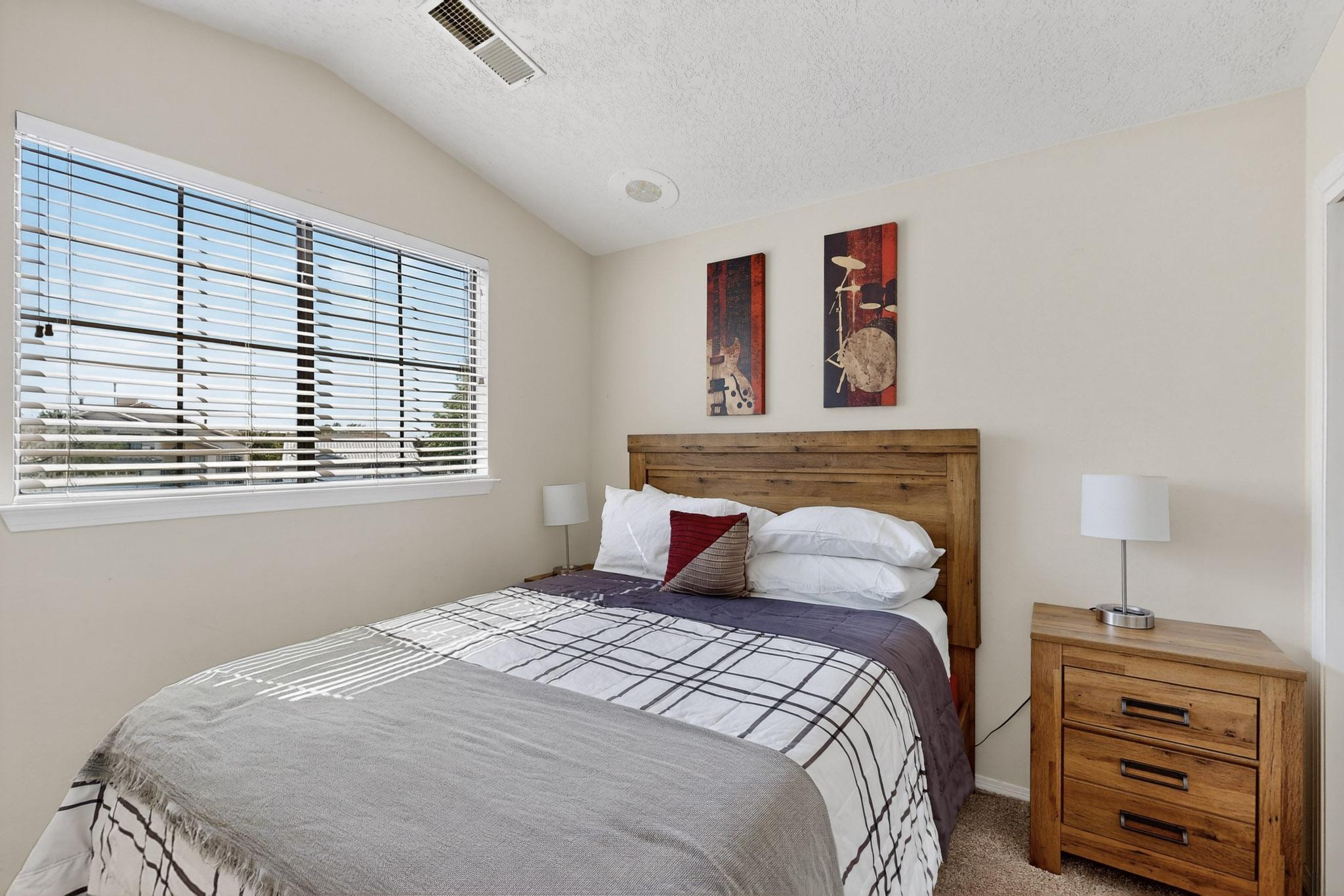 Photo 19 — 7809 OAKLAND Avenue NE