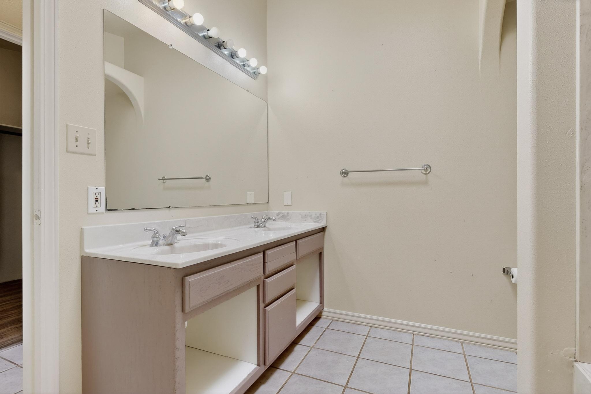 Photo 3 — 1212 W Didier Avenue