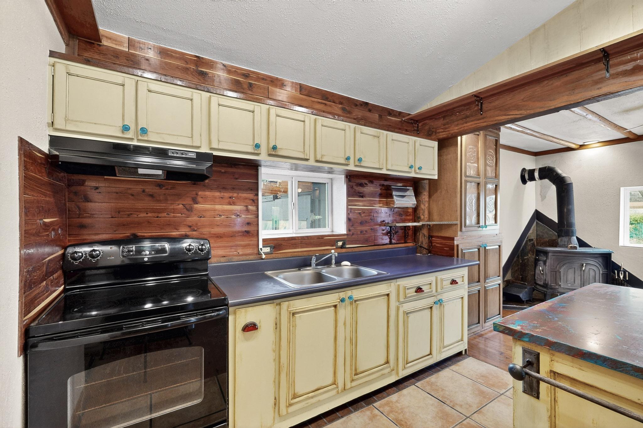 Photo 18 — 704 ELM Street