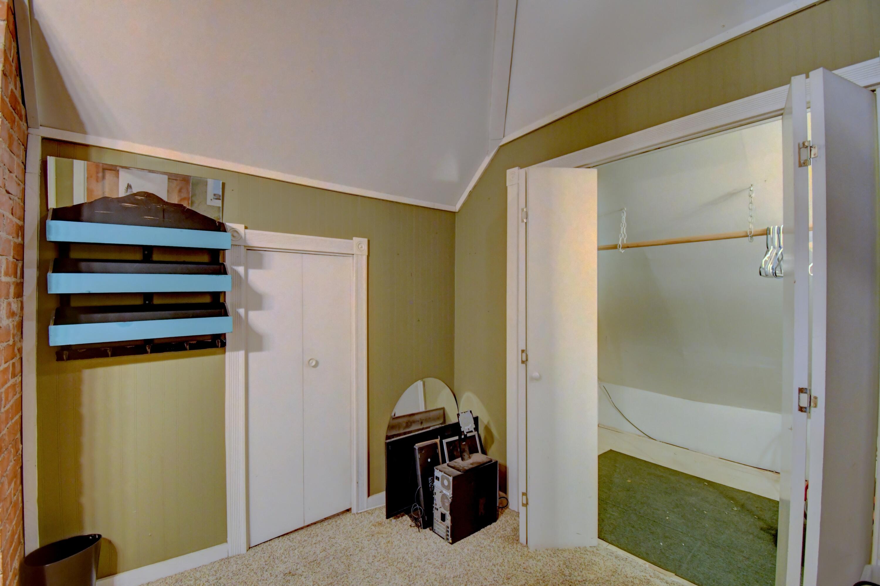 Photo 10 — 422 Dalies Avenue