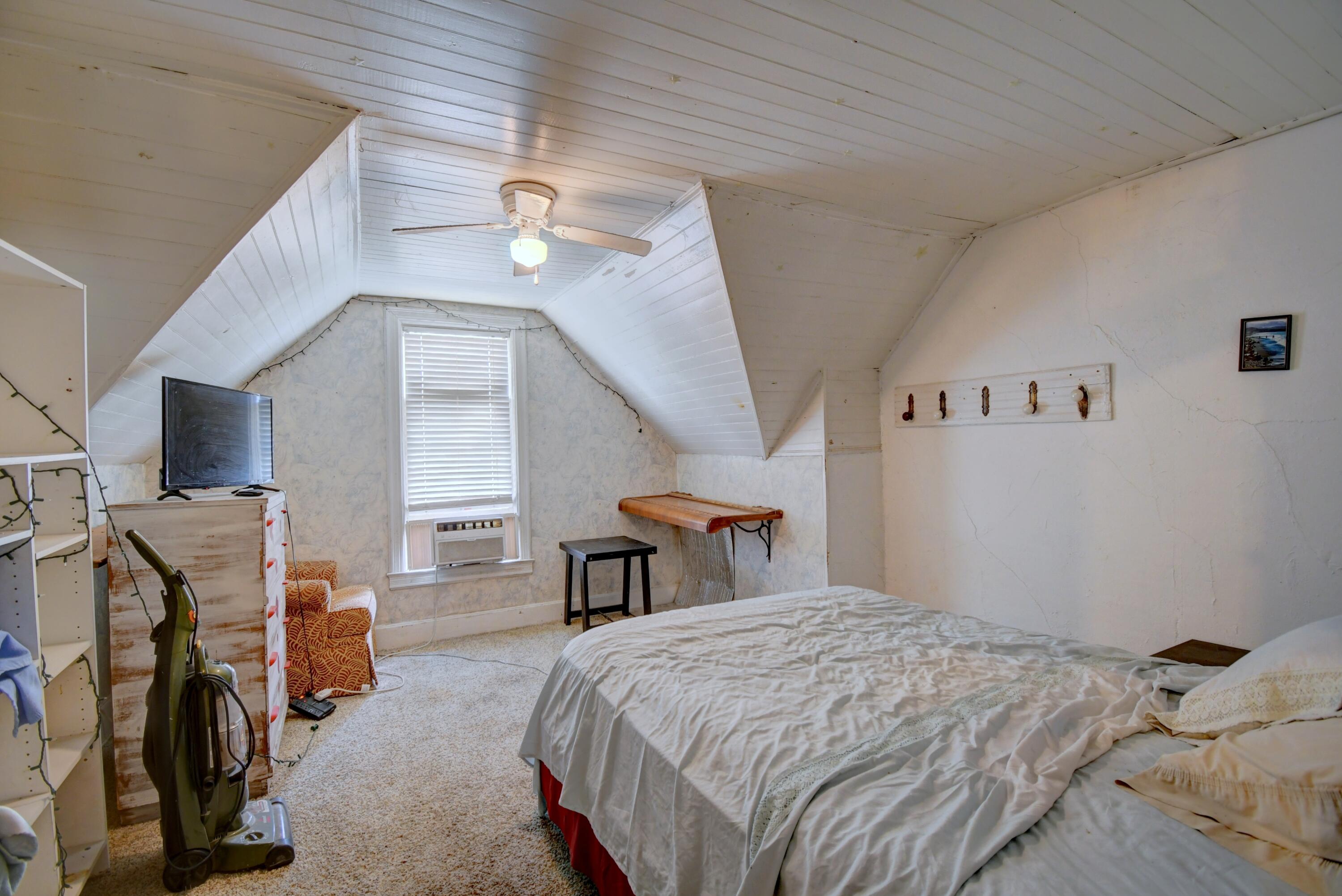 Photo 8 — 422 Dalies Avenue