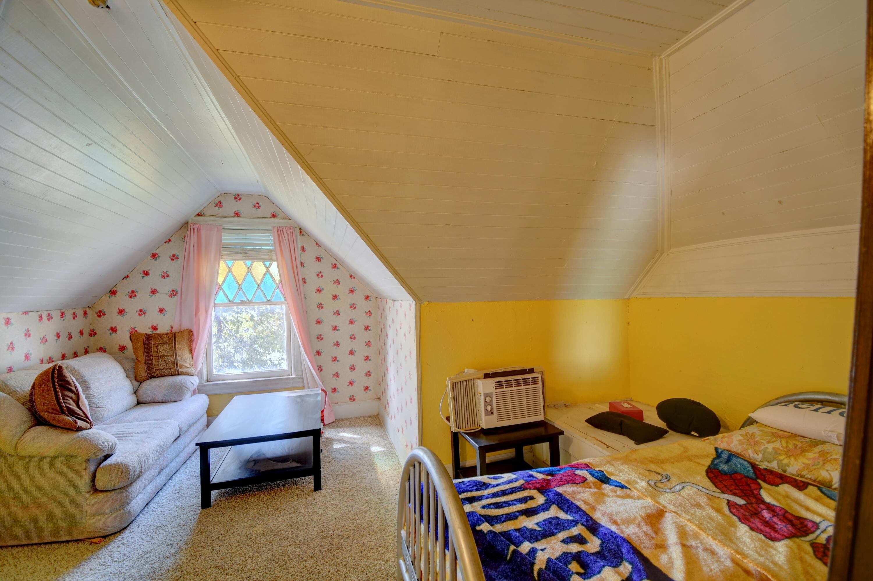 Photo 6 — 422 Dalies Avenue