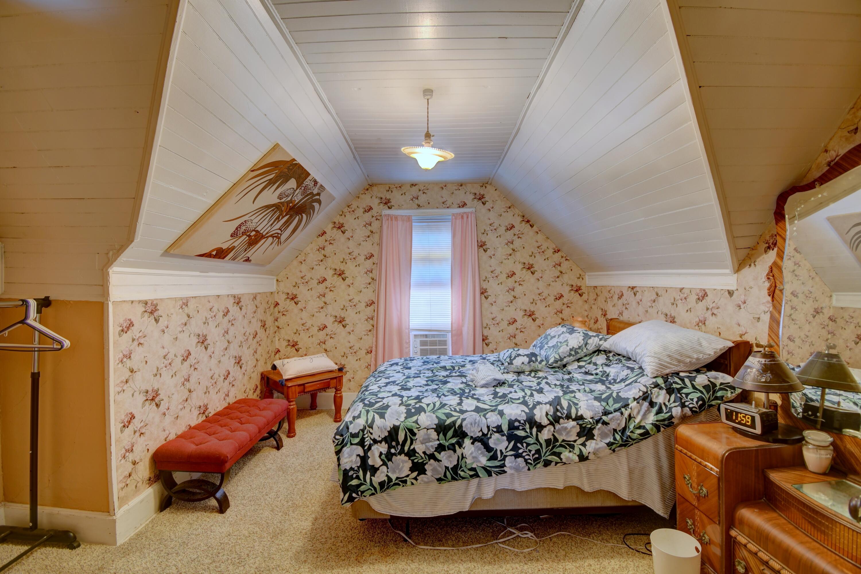 Photo 5 — 422 Dalies Avenue