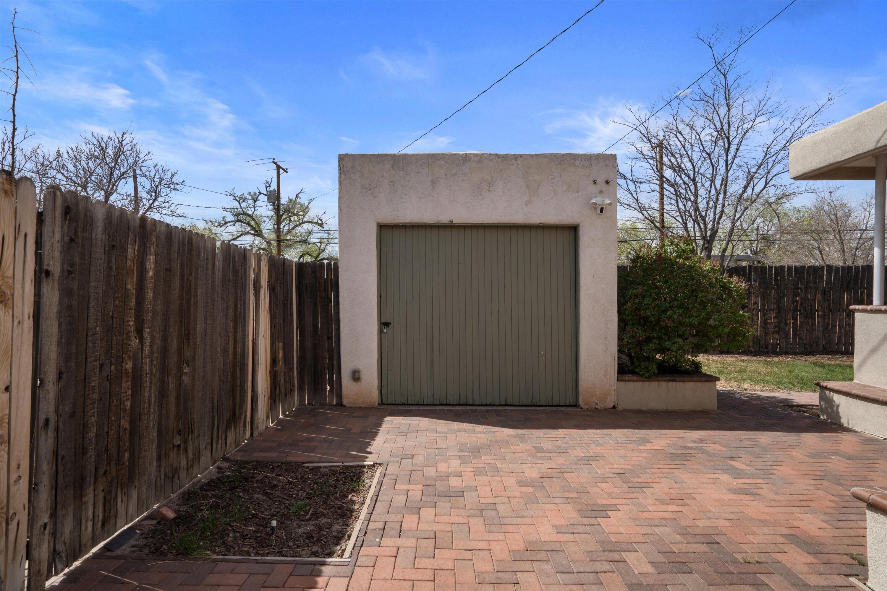 Photo 2 — 213 Girard Boulevard SE