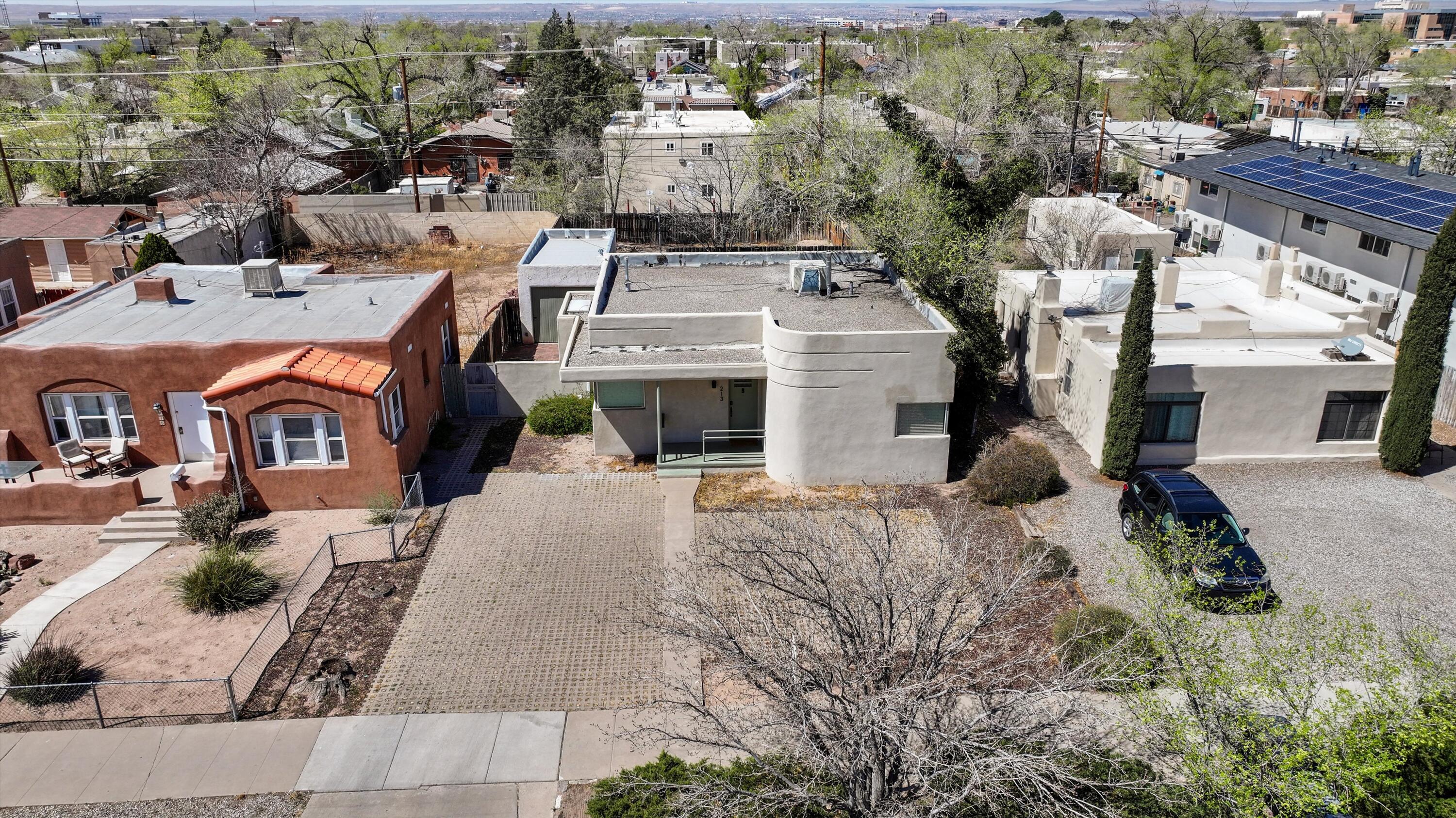 Photo 3 — 213 Girard Boulevard SE