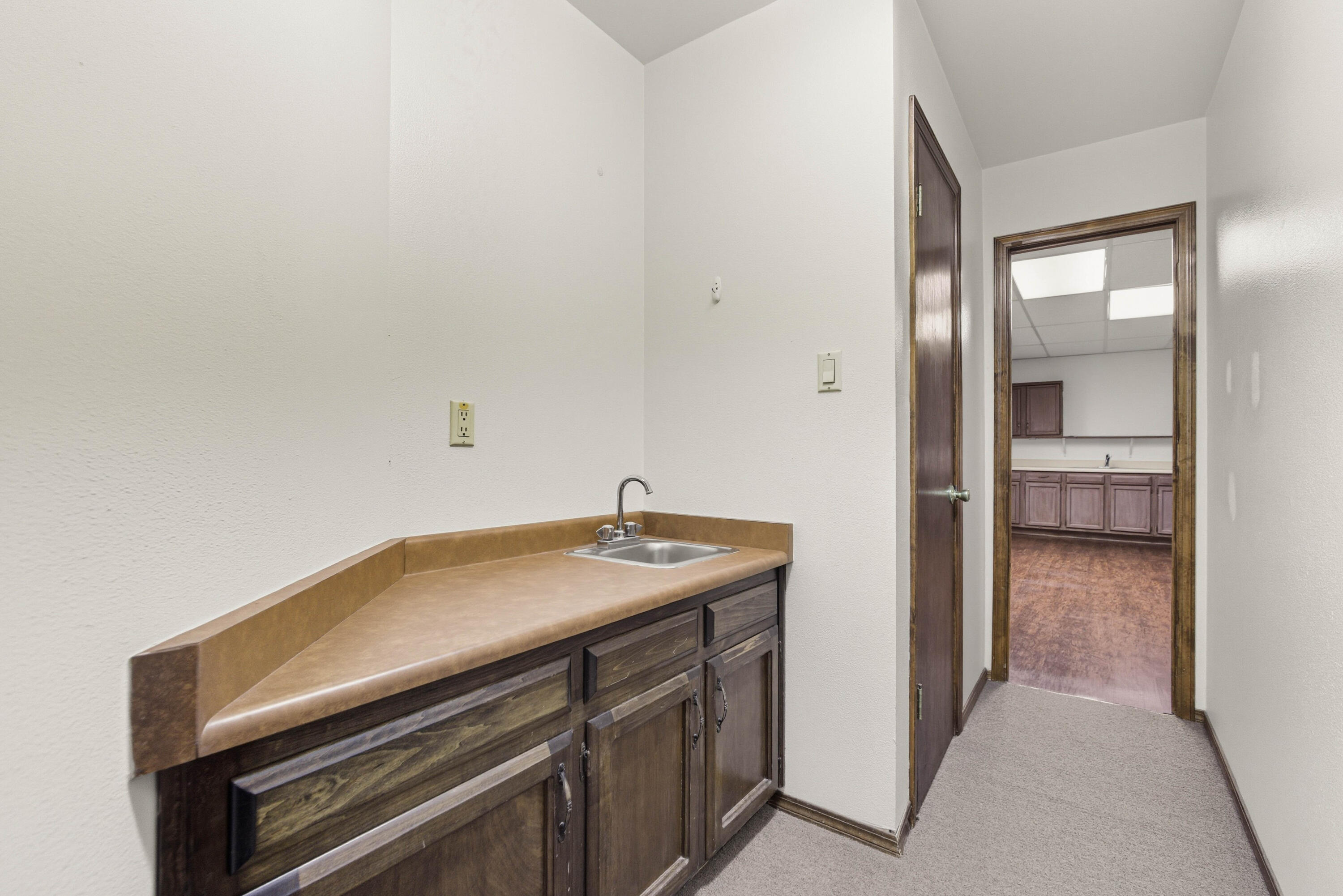 Photo 19 — 740 San Mateo Boulevard NE