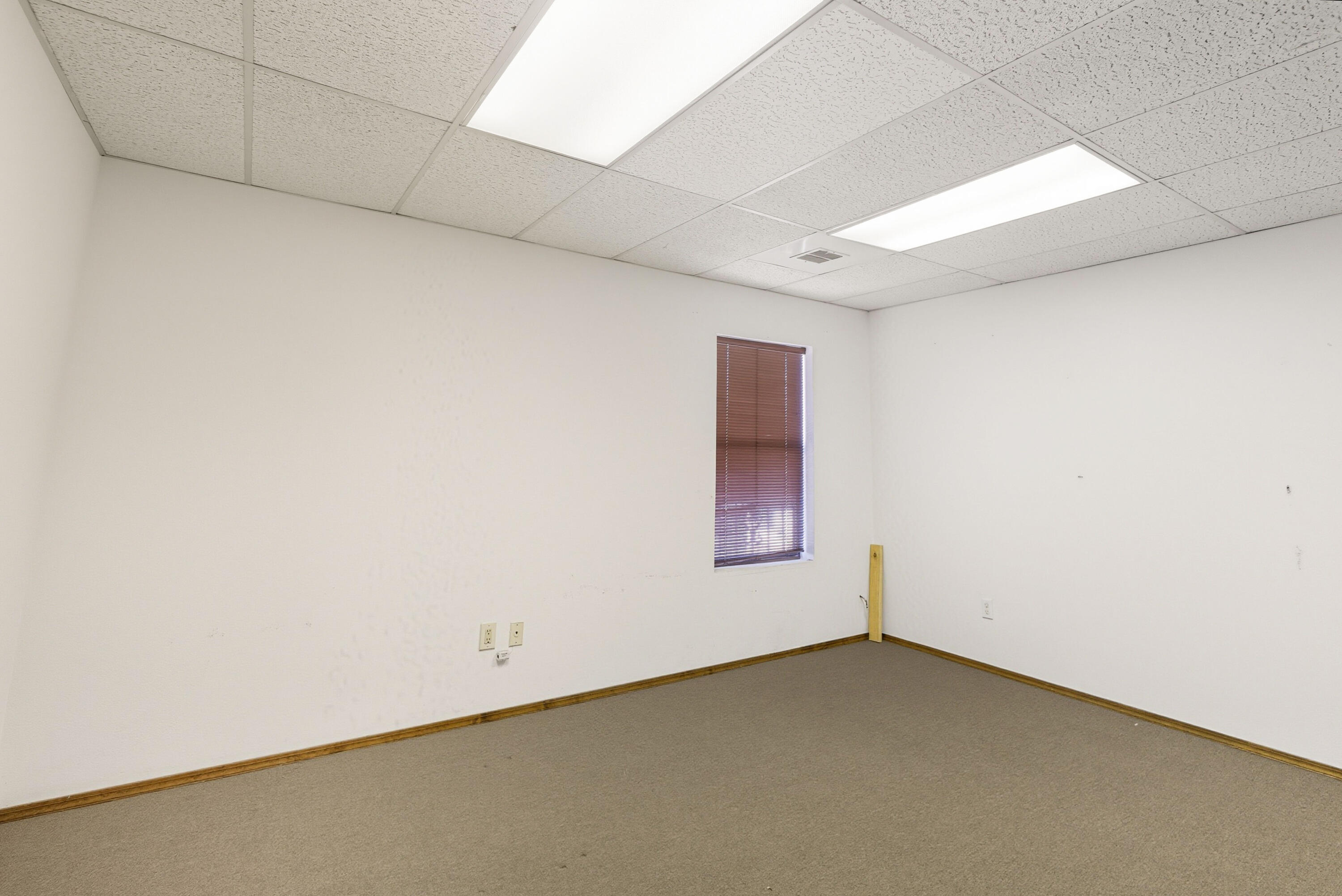 Photo 13 — 740 San Mateo Boulevard NE