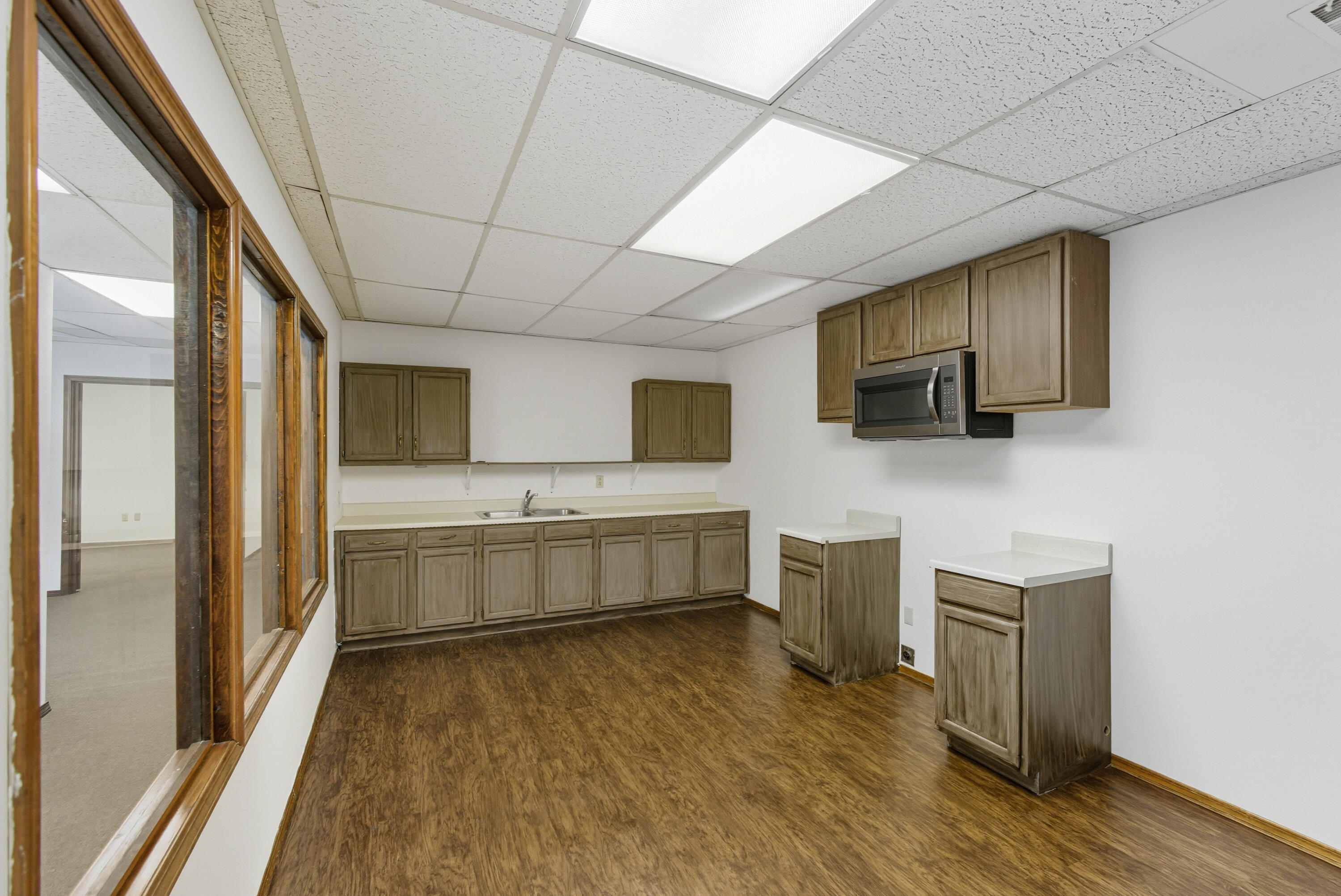 Photo 9 — 740 San Mateo Boulevard NE