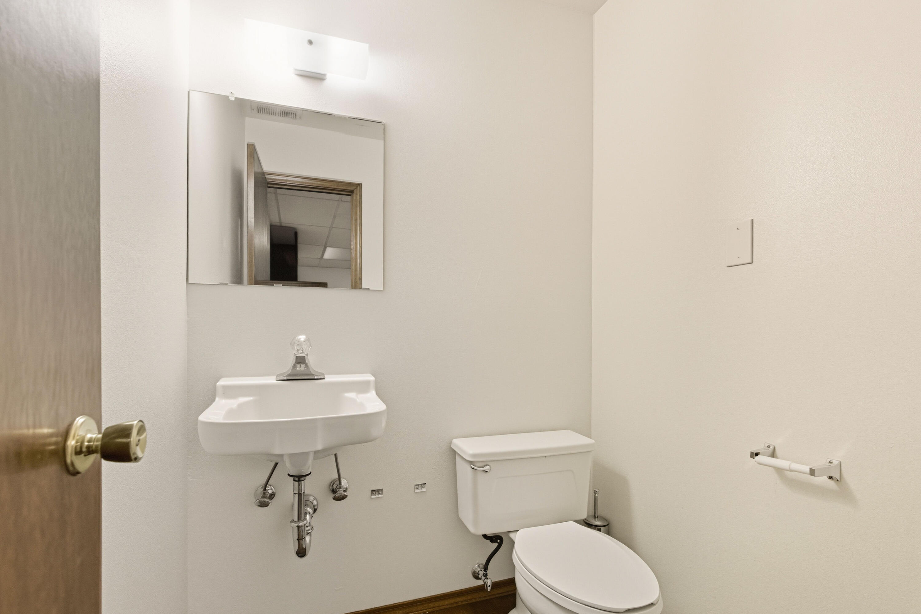 Photo 7 — 740 San Mateo Boulevard NE