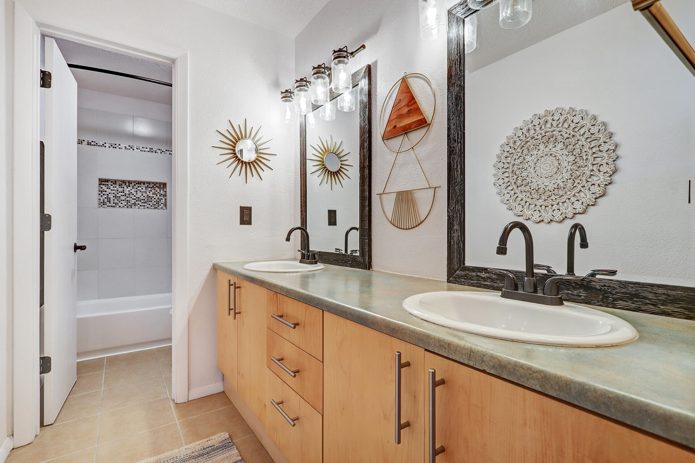 Photo 17 — 13246 Candelaria Road NE