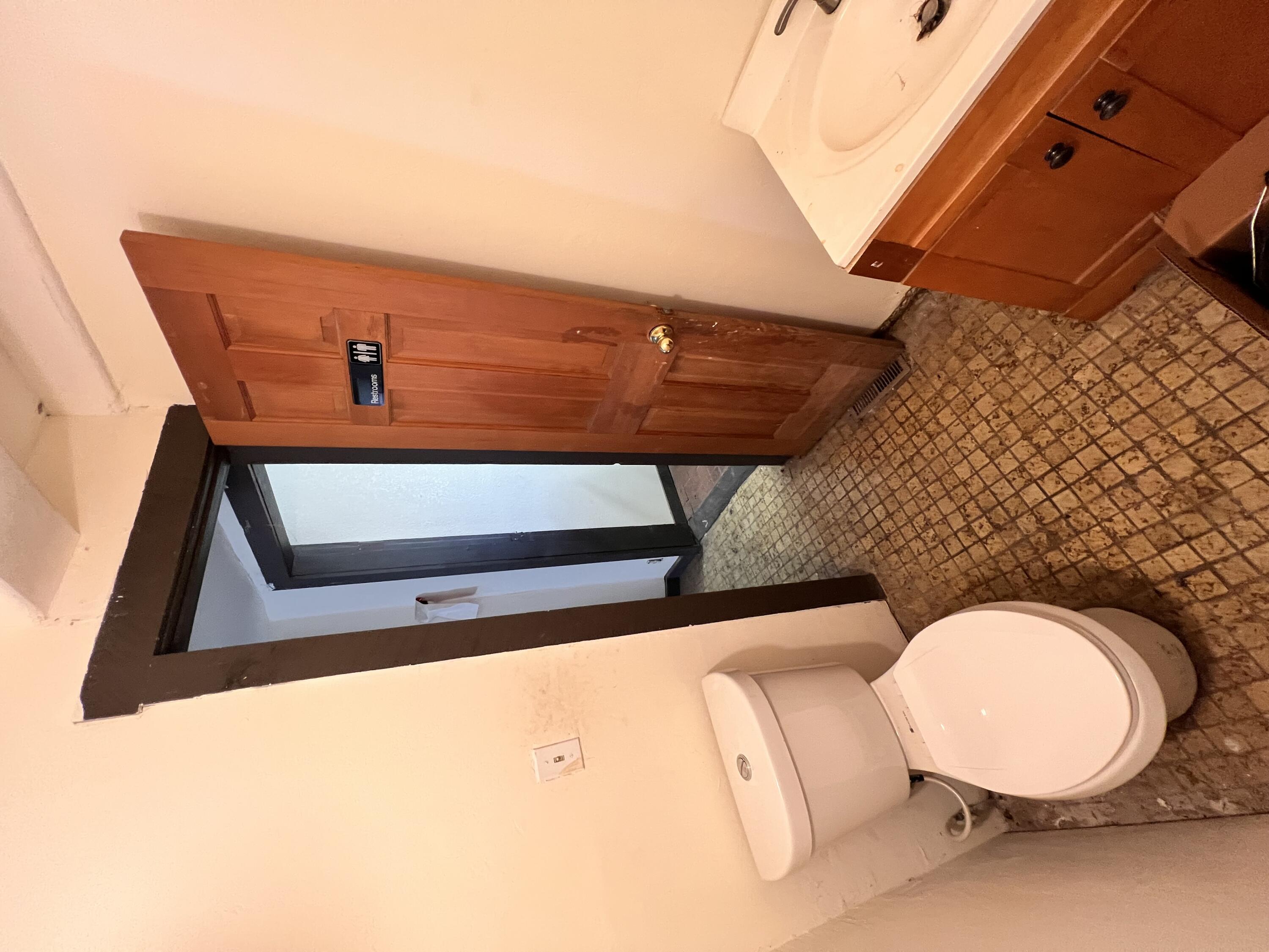 Photo 9 — 524 Gibson Boulevard SE