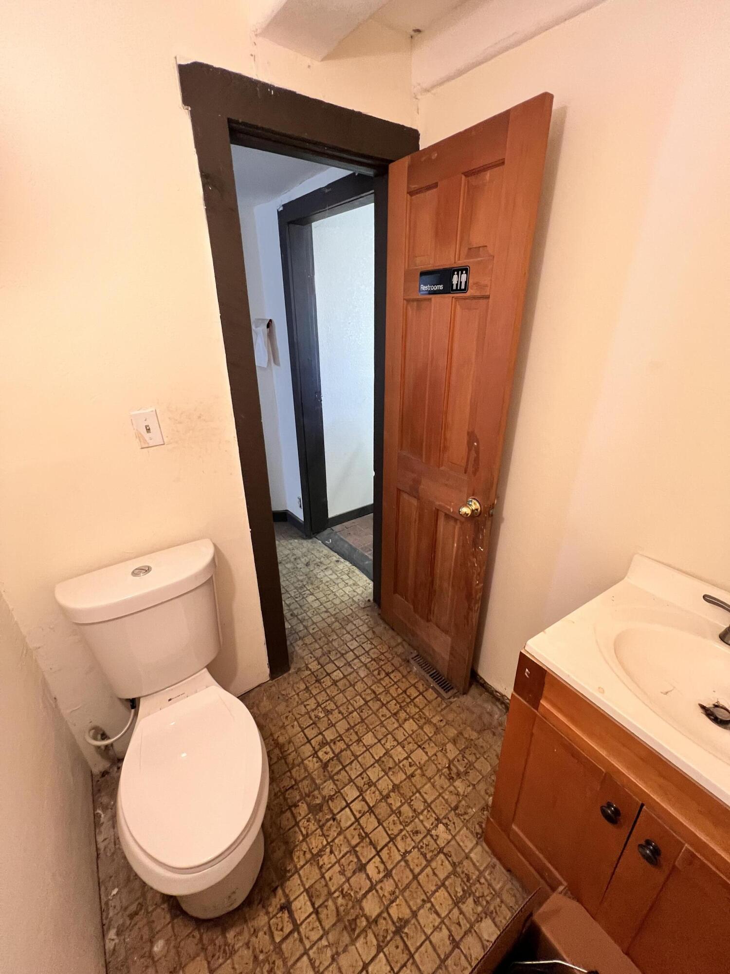 Photo 9 — 524 Gibson Boulevard SE