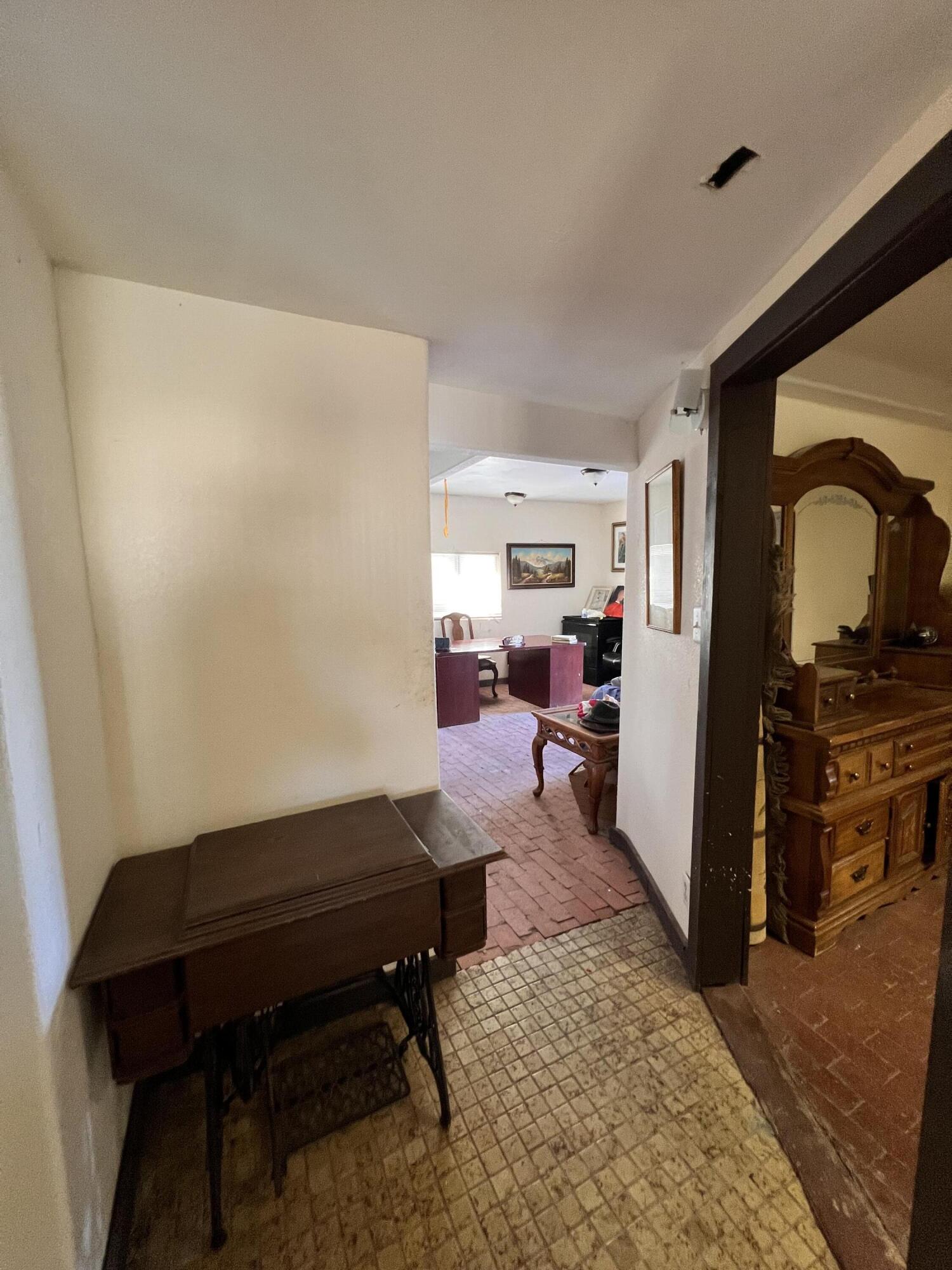 Photo 8 — 524 Gibson Boulevard SE