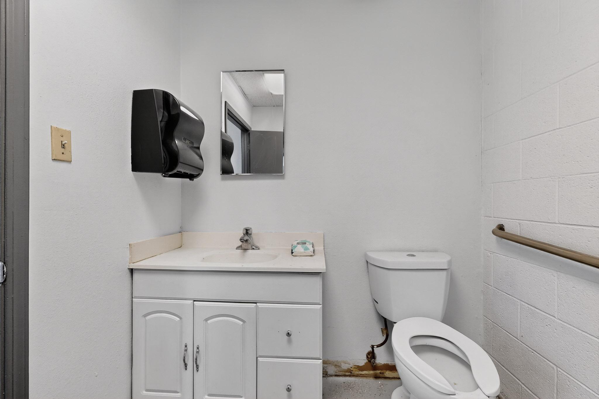 Photo 10 — 2105 Aztec Road NE