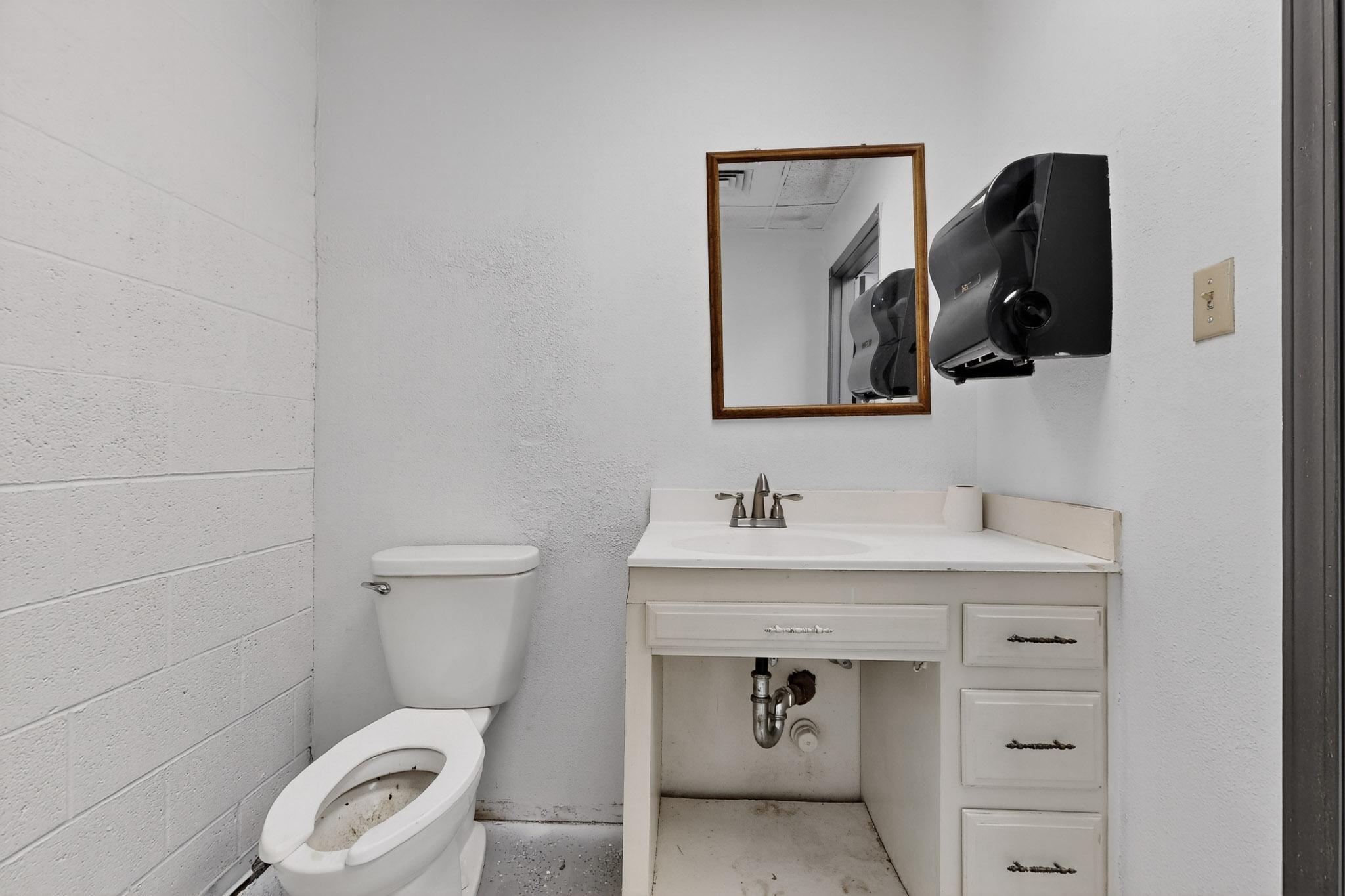 Photo 8 — 2105 Aztec Road NE