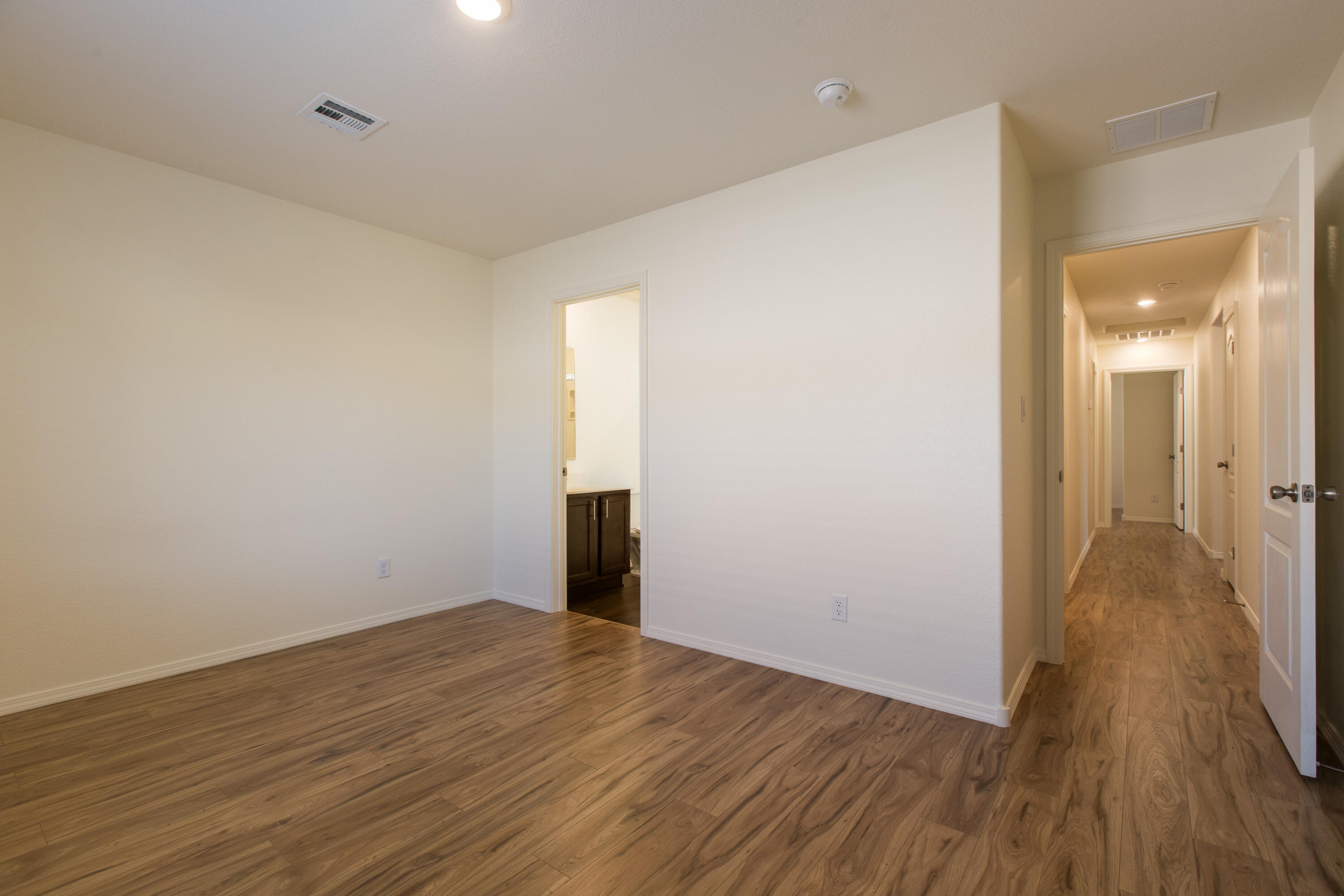 Photo 10 — 456 Chafey Drive SW