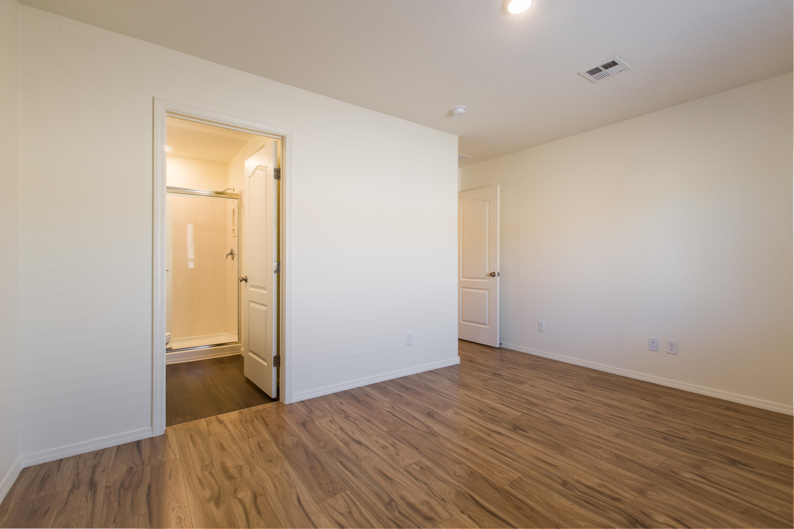 Photo 11 — 456 Chafey Drive SW