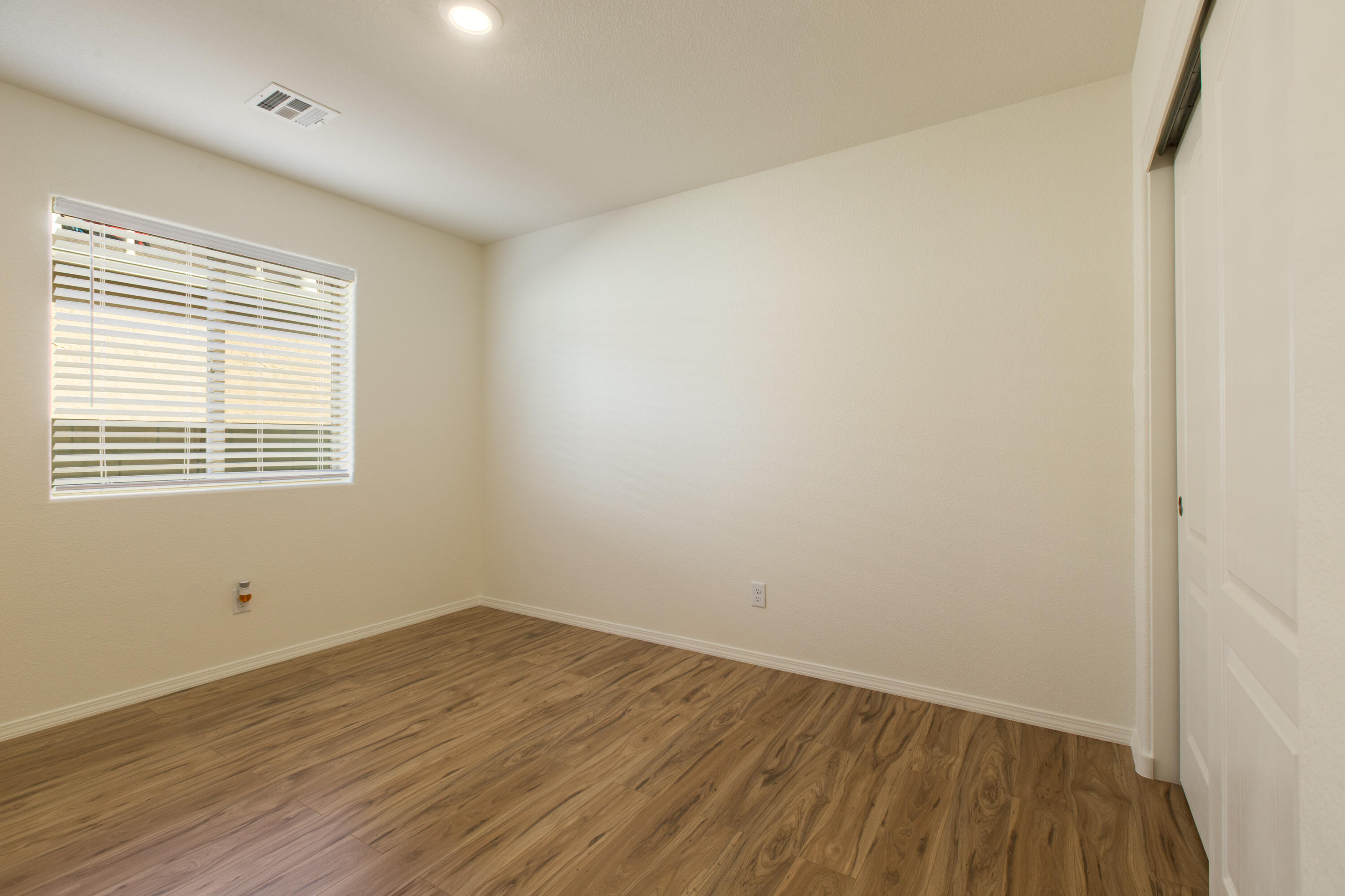 Photo 13 — 456 Chafey Drive SW