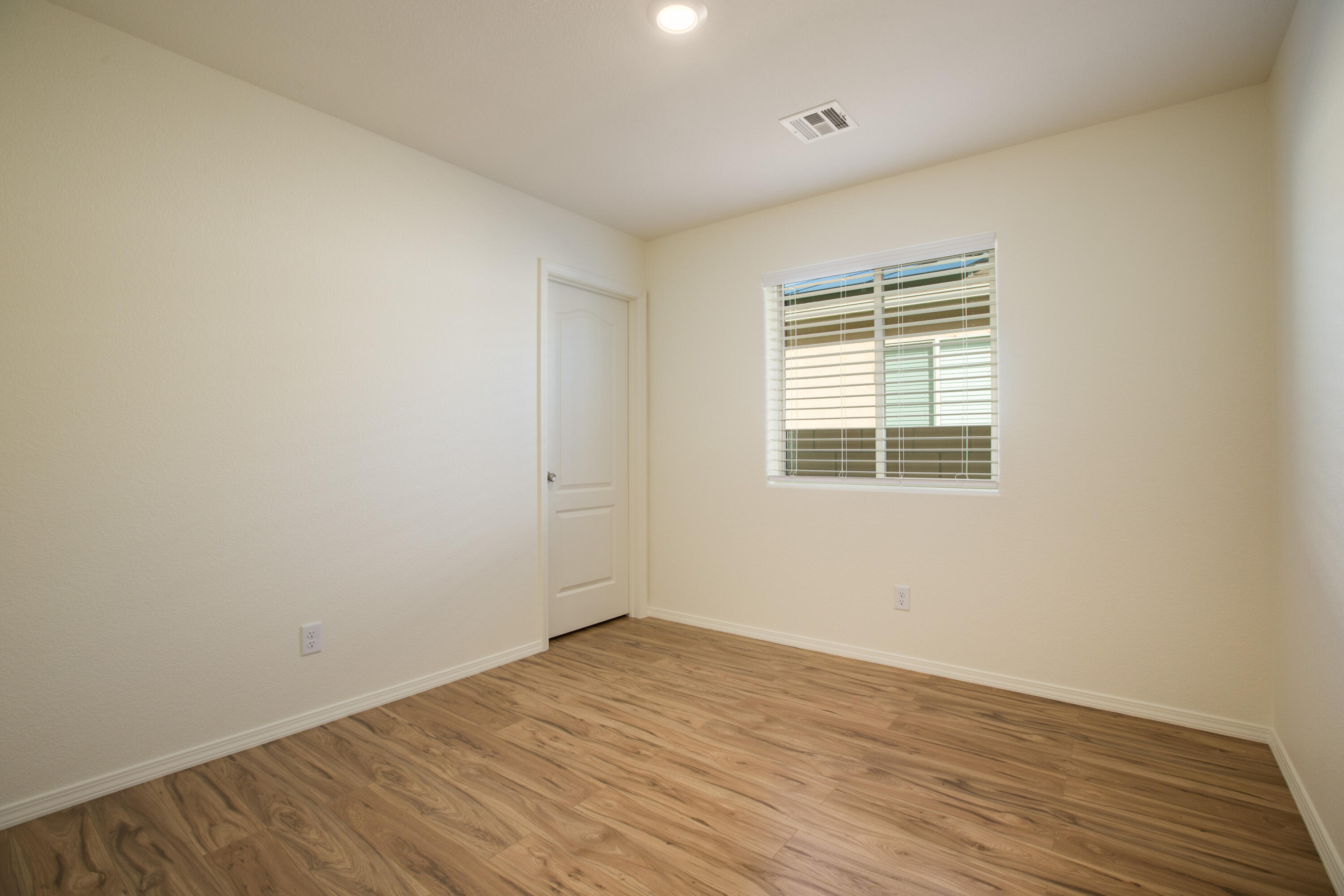 Photo 15 — 456 Chafey Drive SW