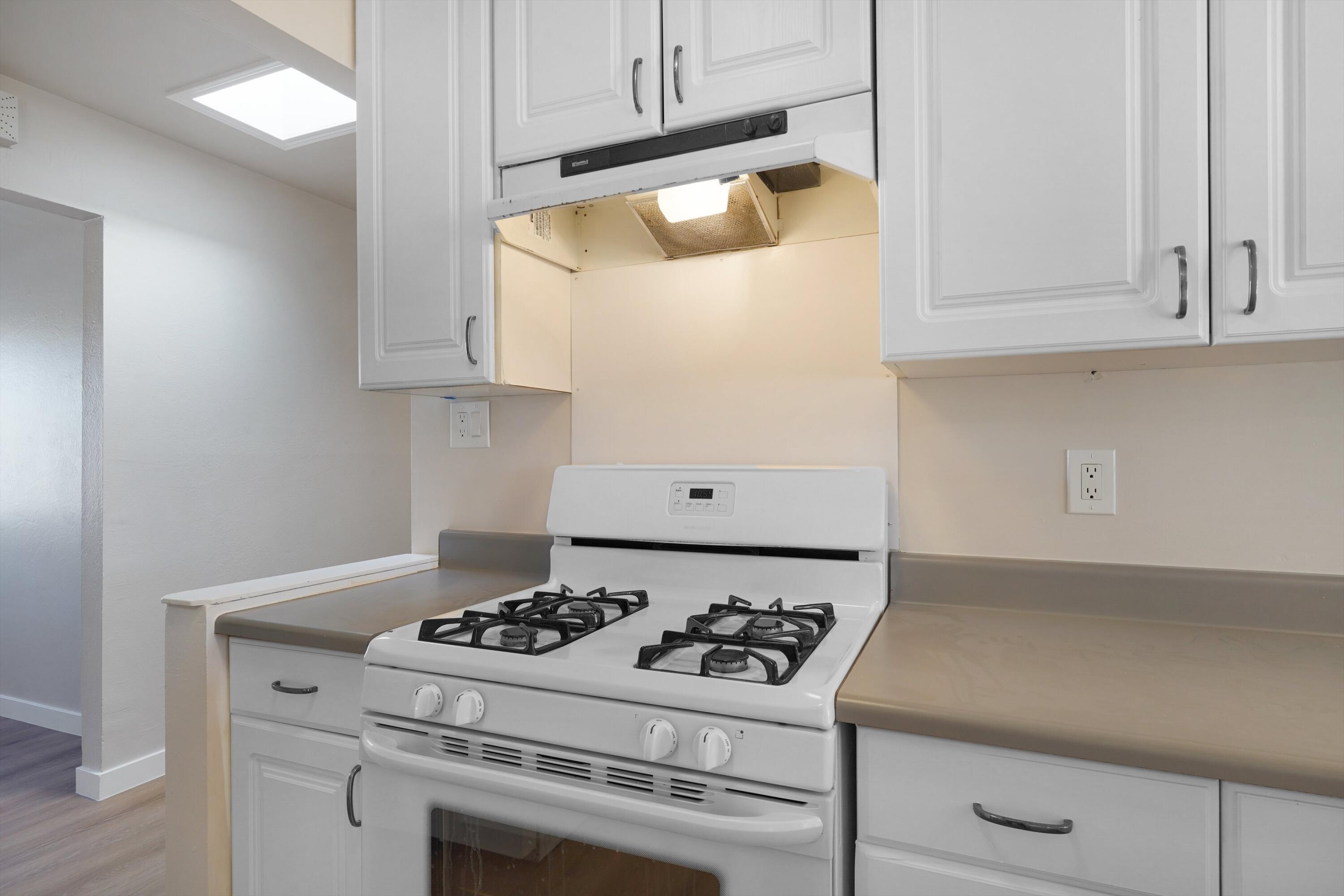 Photo 18 — 4032 Comanche Road NE