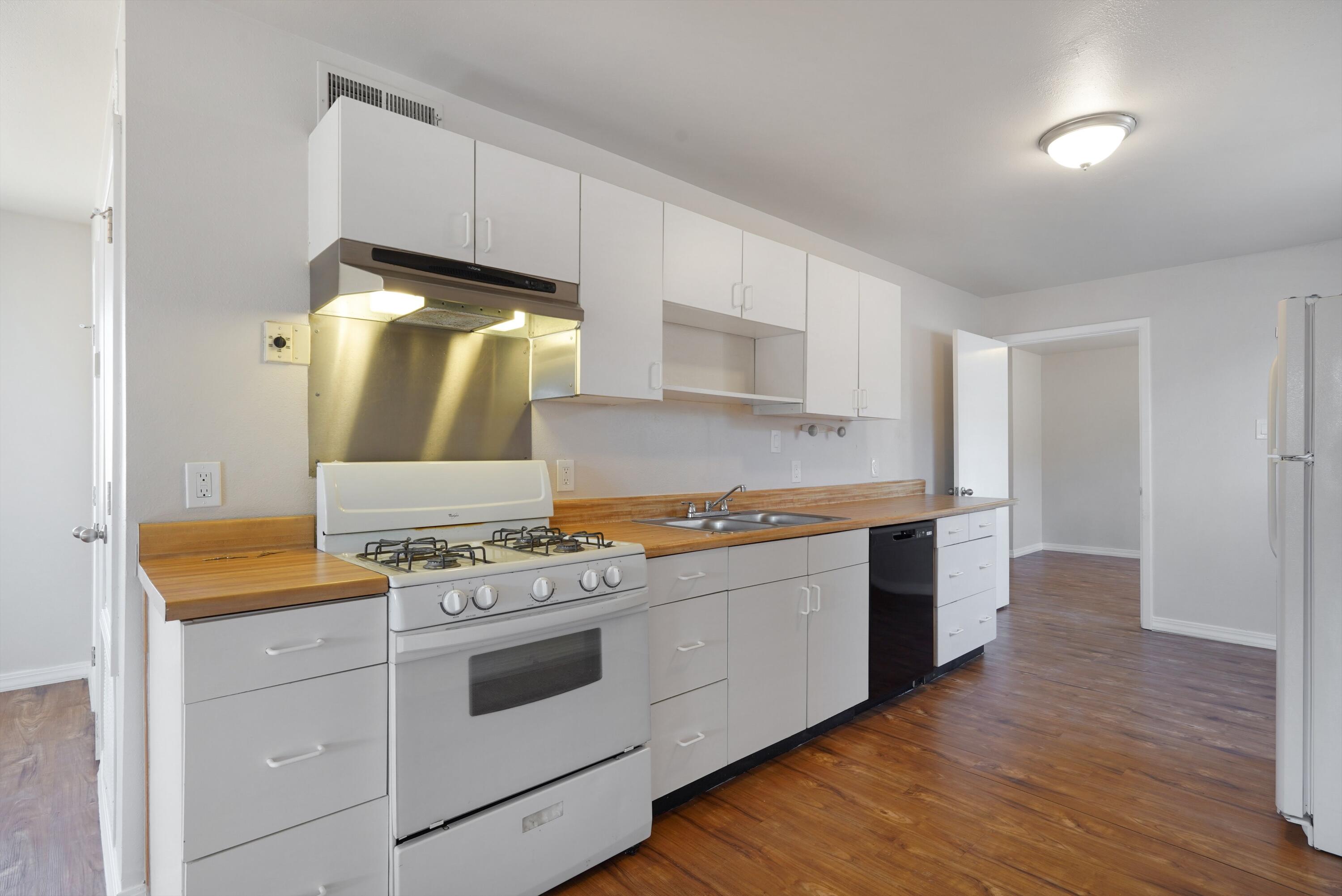 Photo 14 — 4032 Comanche Road NE