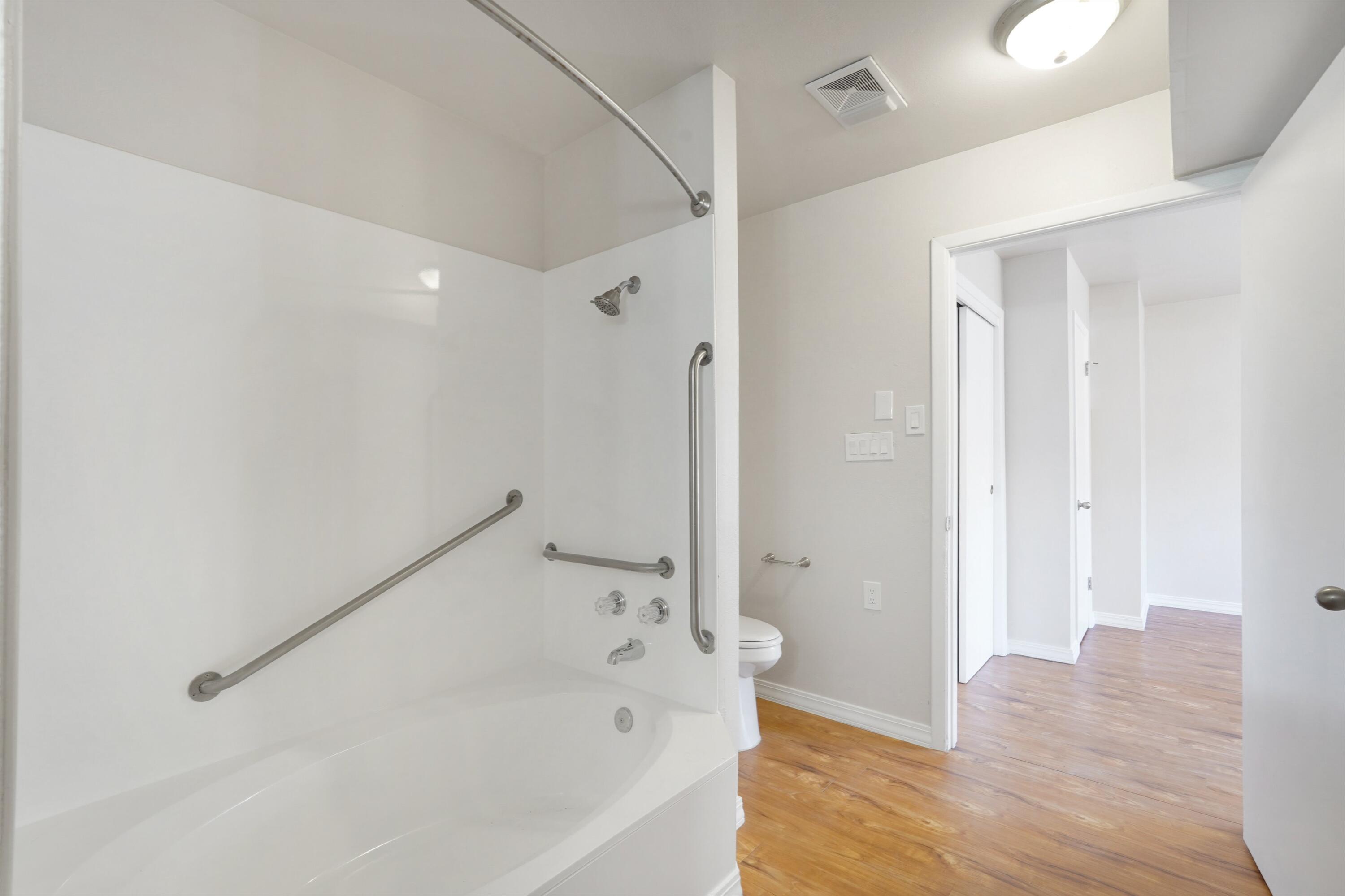 Photo 6 — 4032 Comanche Road NE