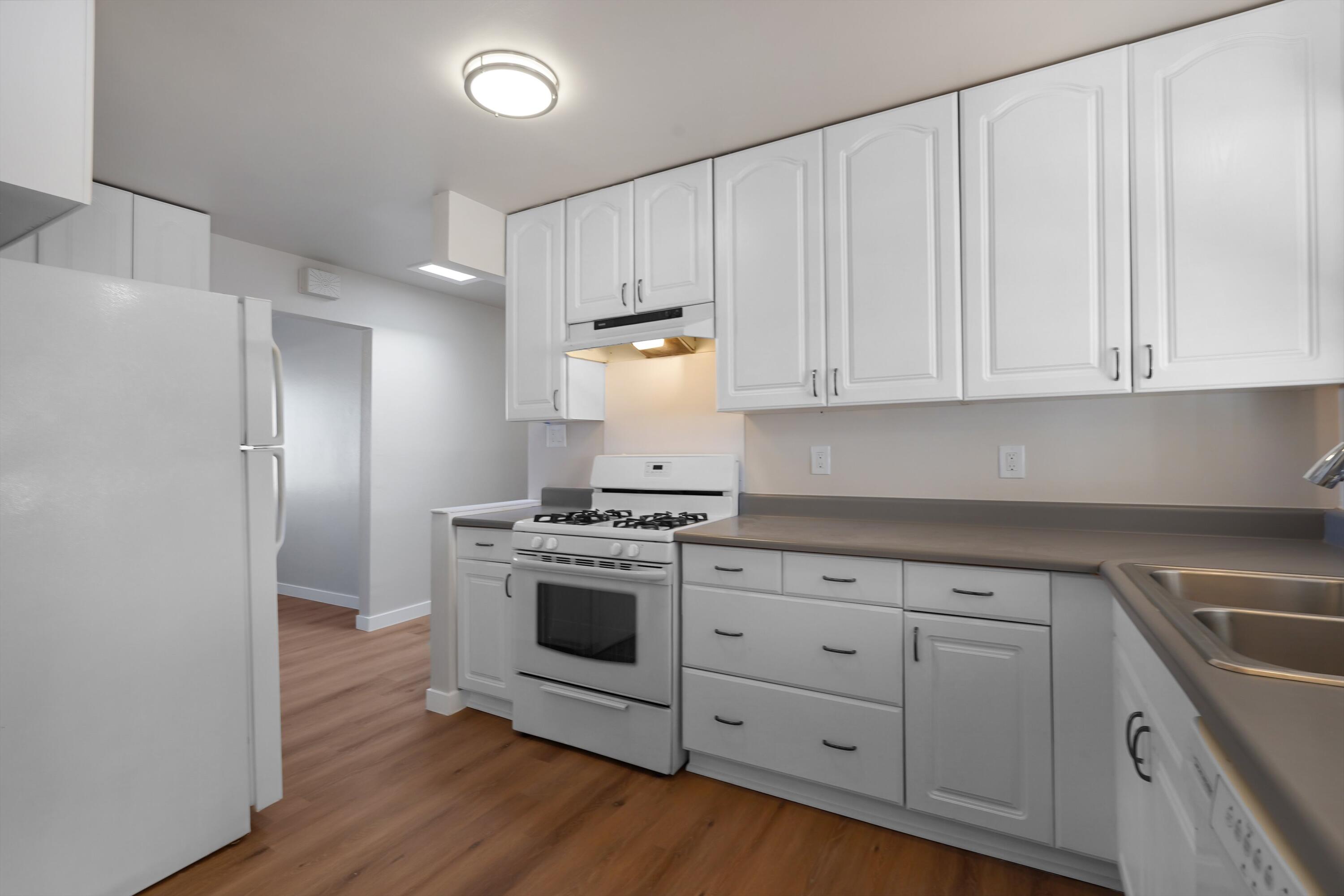 Photo 17 — 4032 Comanche Road NE