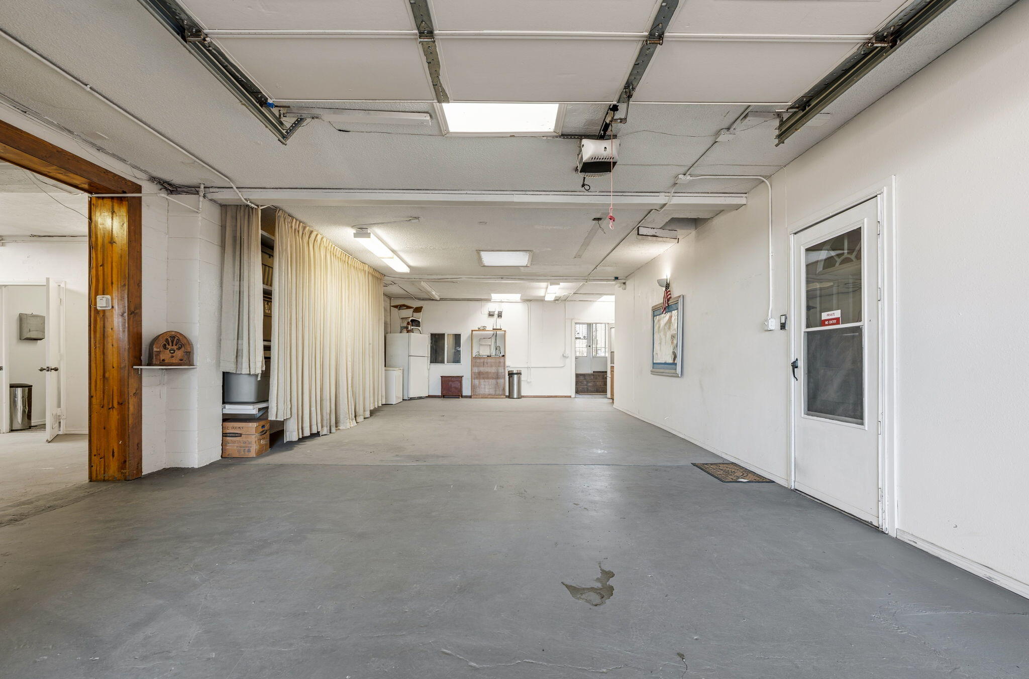 Photo 18 — 3821 Commercial Street NE