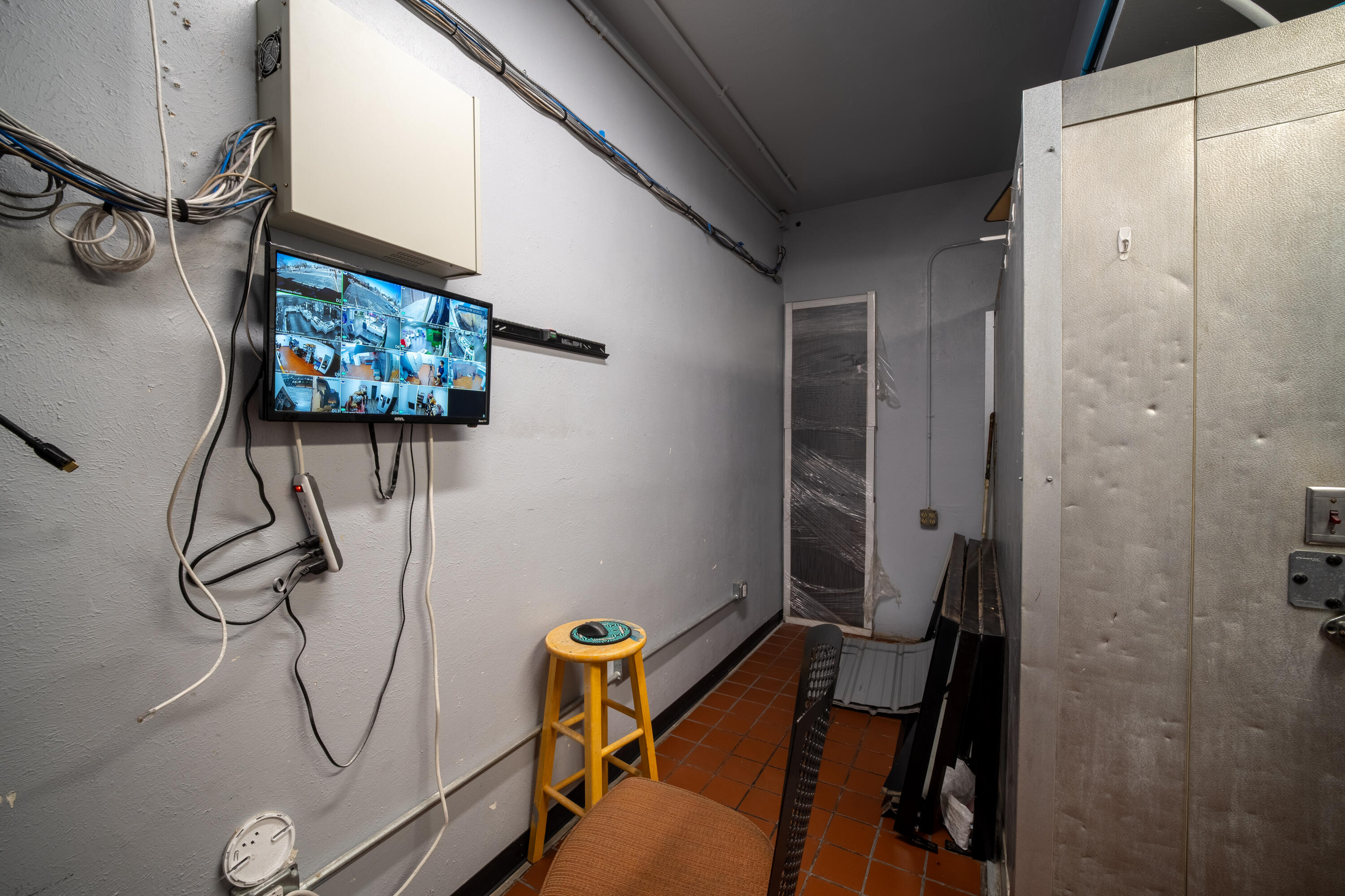 Photo 17 — 1520 Lomas Boulevard NW