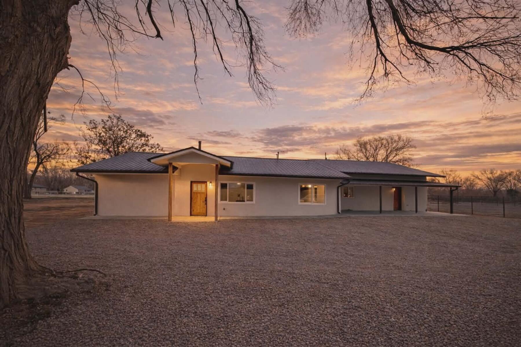 1067 Highway 314 NW, Los Lunas, NM 87031
