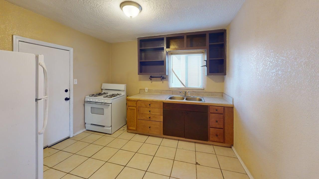 Photo 17 — 907 Coal Avenue SW