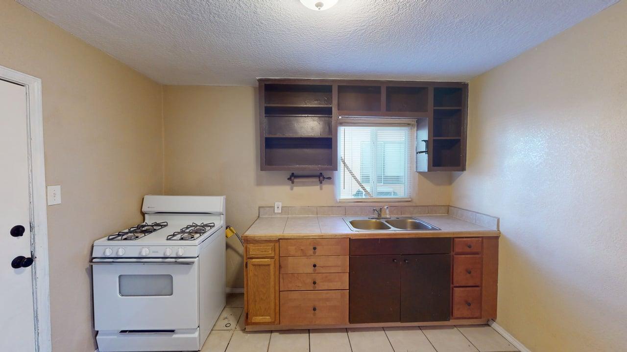 Photo 18 — 907 Coal Avenue SW