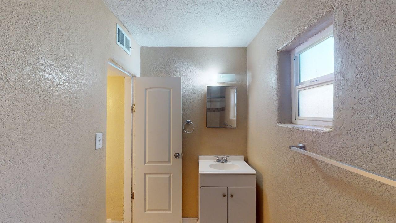 Photo 3 — 907 Coal Avenue SW