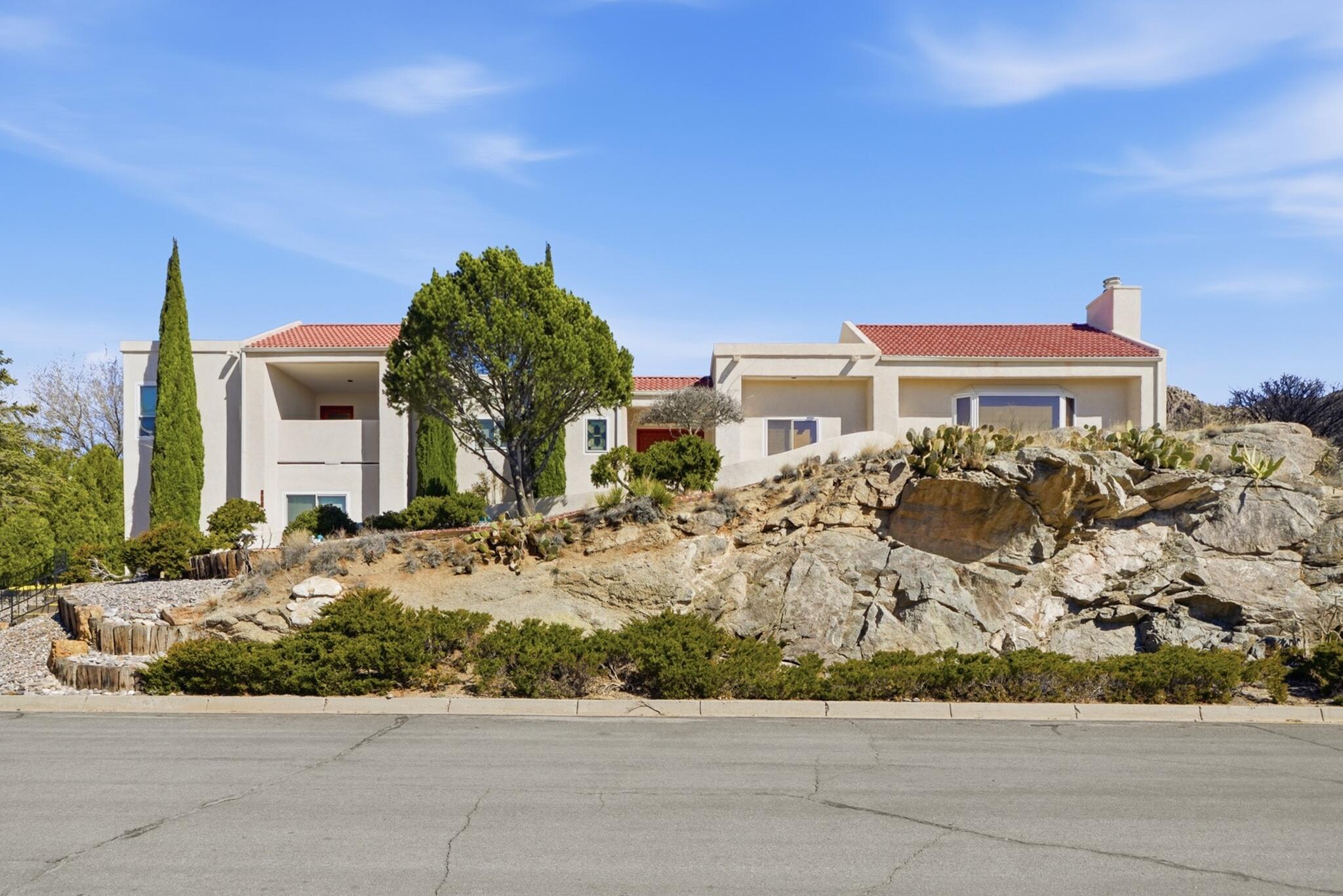 Photo 2 — 900 Piedra Larga Place NE